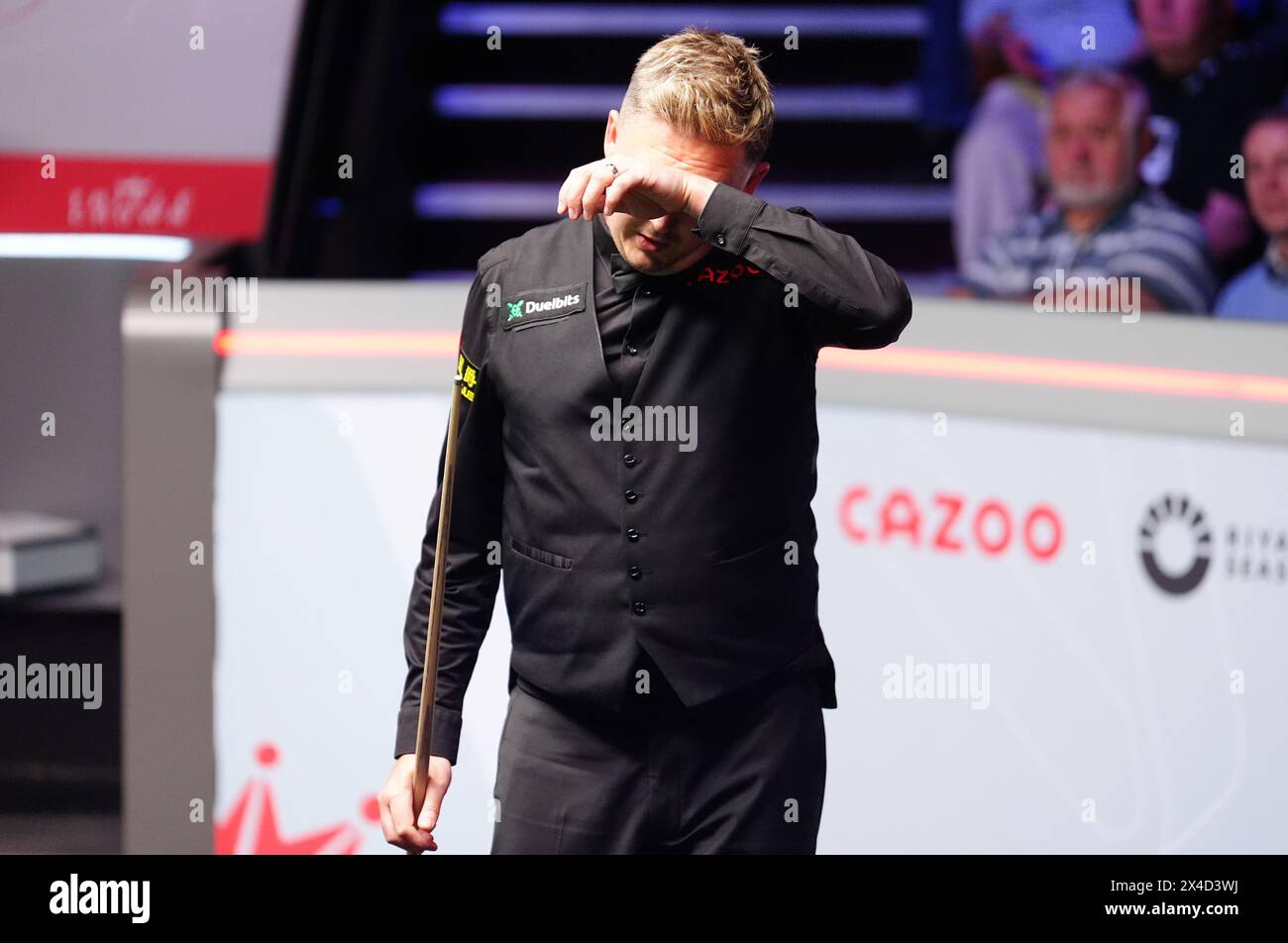 Kyren Wilson reagiert, nachdem er im Halbfinalspiel am 13. Tag der Cazoo World Snooker Championship 2024 im Crucible Theatre in Sheffield einen maximalen Break gegen David Gilbert verpasst hatte. Bilddatum: Donnerstag, 2. Mai 2024. Stockfoto