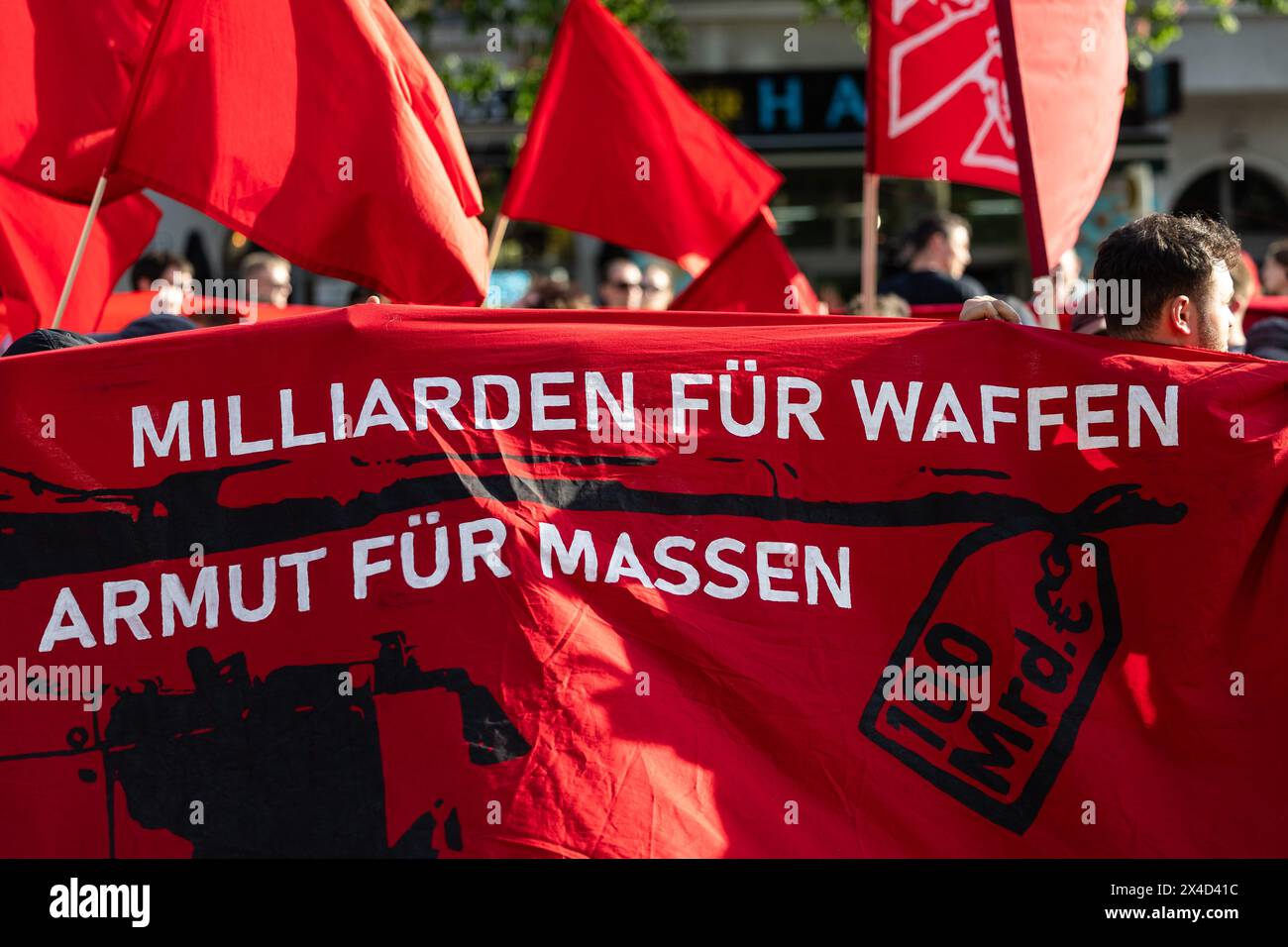 Berlin, Deutschland. Mai 2024. Die Teilnehmer an der "Demonstration des revolutionären Maitages" halten ein Banner mit dem Slogan "Milliarden für Waffen - Armut für die Massen". Nach Angaben der Polizei marschierten mehr als 11.000 Menschen von Südstern in Kreuzberg nach Neukölln, von wo aus die Prozession im Laufe des Abends zurück zum Ausgangspunkt führte. Quelle: Hannes P. Albert/dpa/Alamy Live News Stockfoto