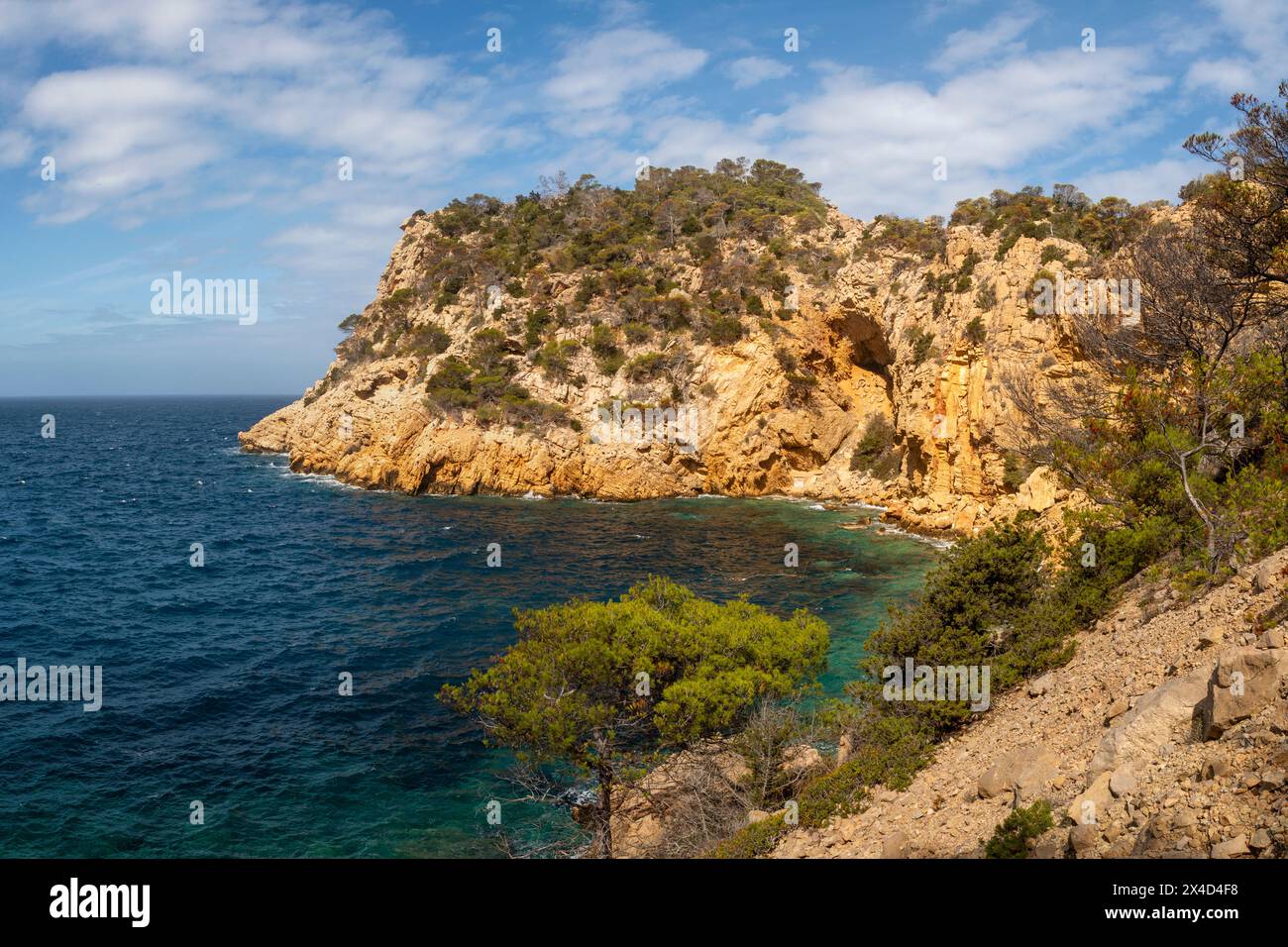 Panoramablick auf das Cap Gross cape und die kleinen Buchten in der Nähe der Bucht Cala Salada, Sant Antoni de Portmany, Ibiza, Balearen, Spanien Stockfoto