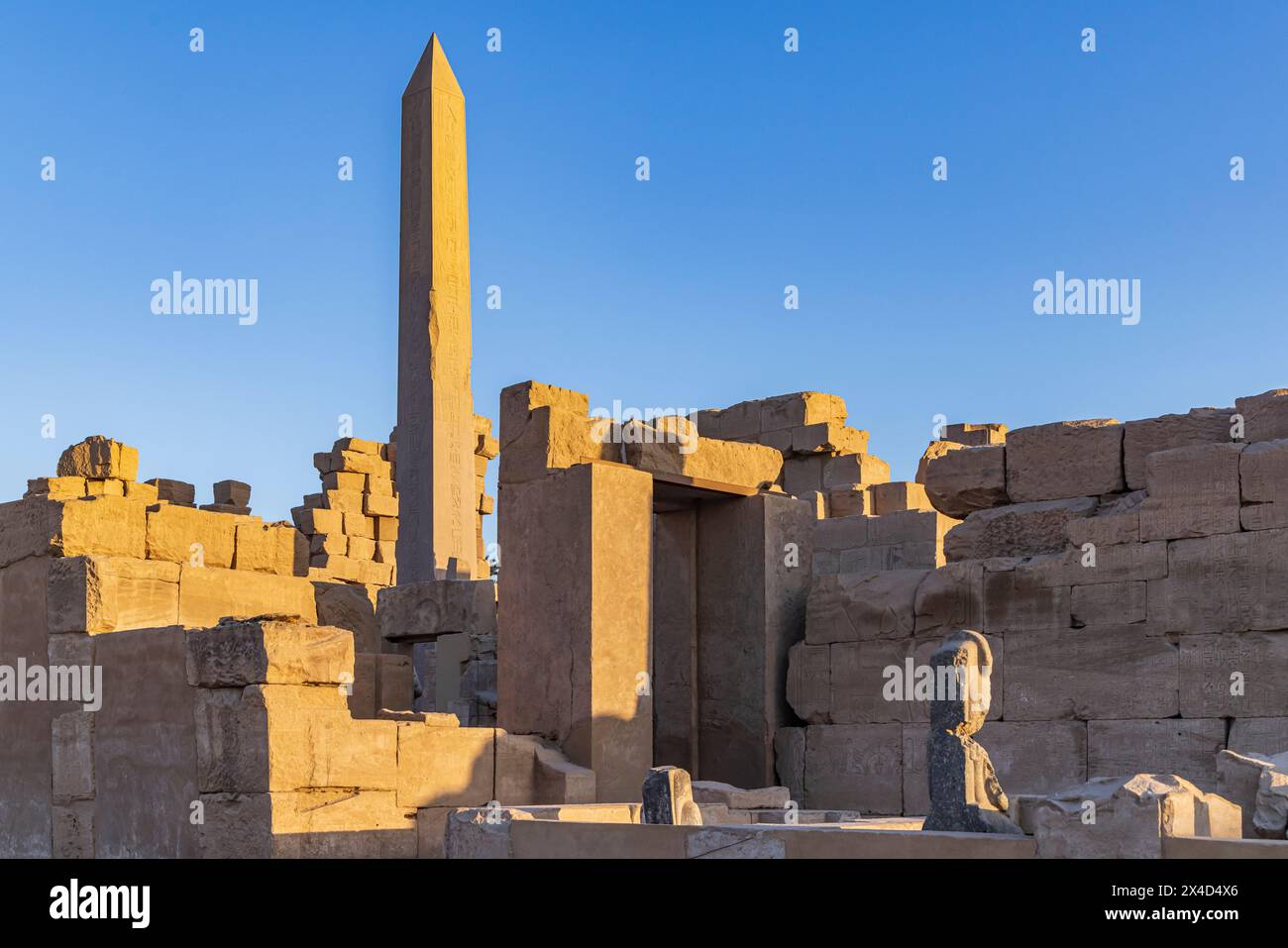 Karnak, Luxor, Ägypten. Obelisk am Karnak Tempelkomplex. Stockfoto