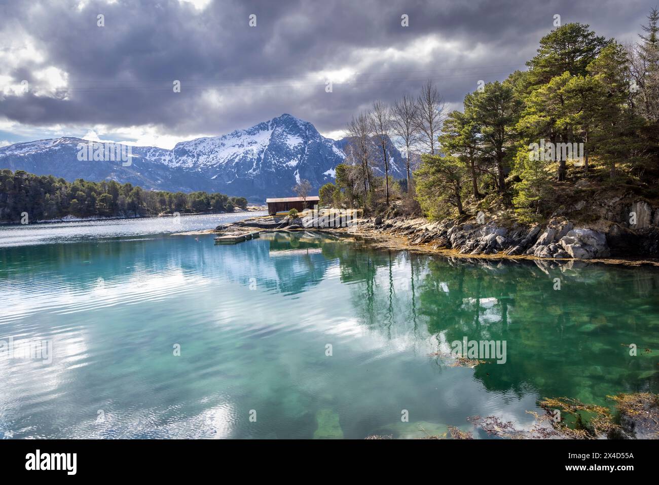 Idyllisch gelegene Hütte am Fjord zwischen den beiden Inseln Hestoya und Gronnoya in Nordland County, Norwegen Stockfoto