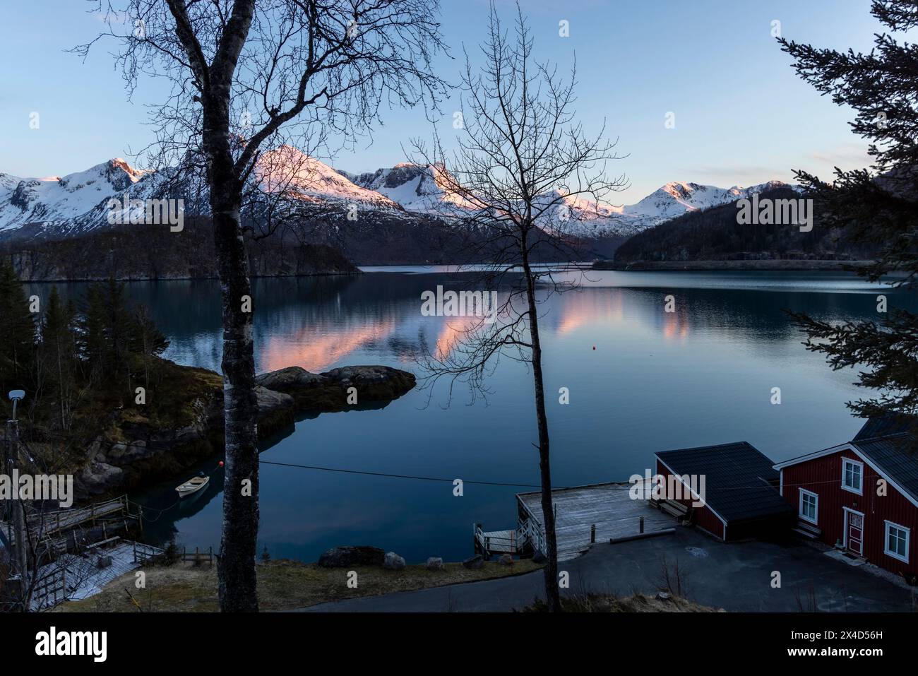 Hütte am Holandsfjord in Nordland County. Im Hintergrund befindet sich der Svartisen-Gletscher, Norwegens zweitgrößter Gletscher Stockfoto