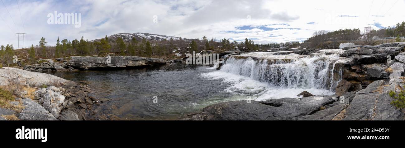 Panoramaaufnahme des Wasserfalls Valneselva in der Region Saltstraumen in der Nähe von Bodo, Norwegen Stockfoto