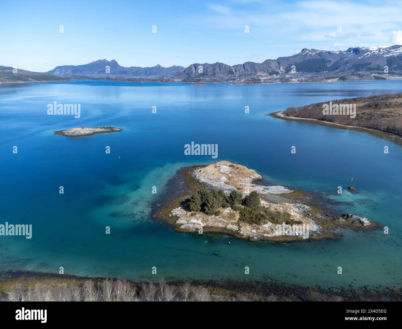 Die Drohne schoss über den Inseln Storoya, Hestoya, Amnoya und Gronnoya im norwegischen Nordland Stockfoto