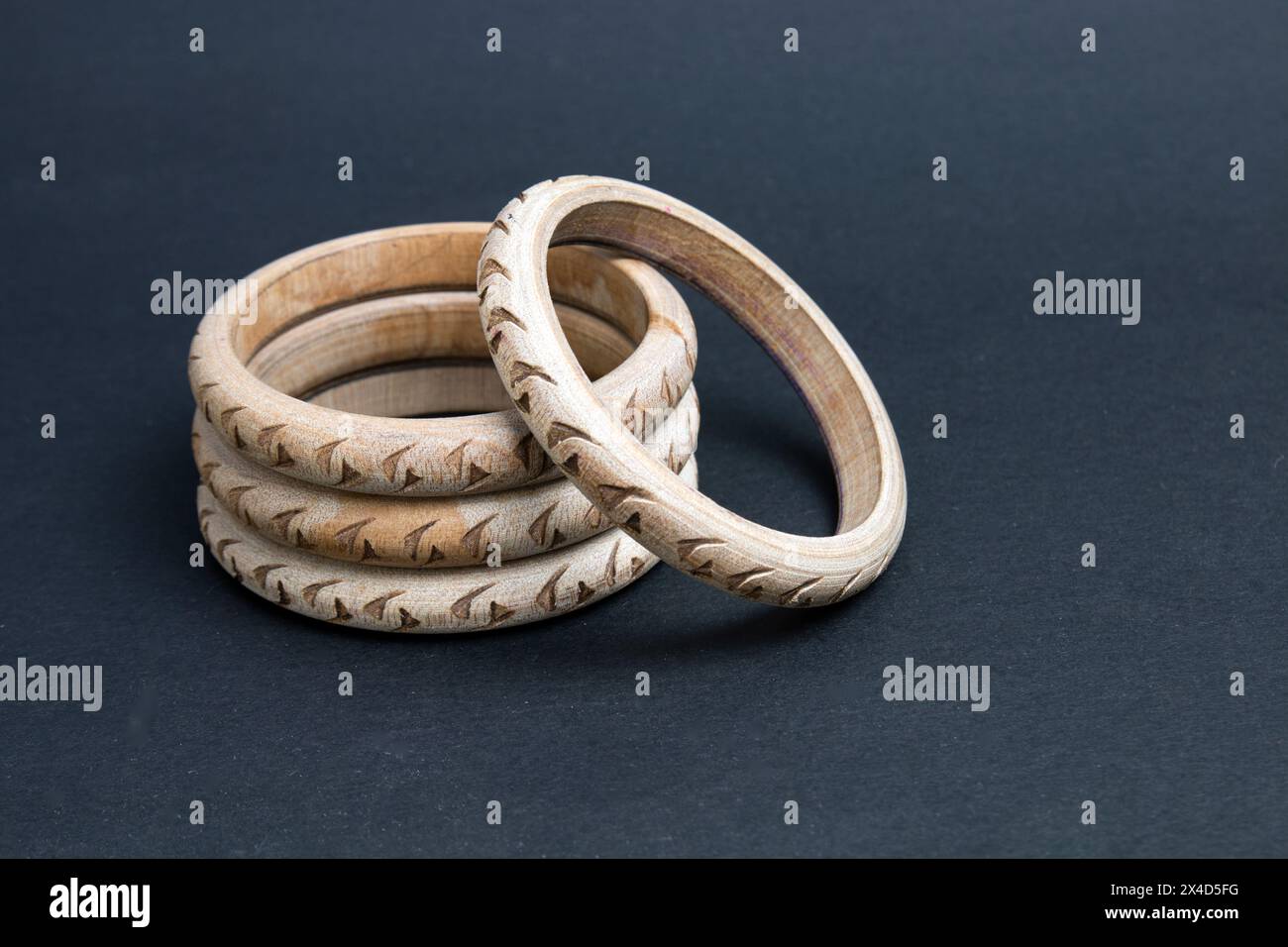 Holzarmband auf schwarzem Hintergrund. Beliebte festliche Ornamente für Frauen aus Bangladesch. Armband, Armreif, Armband, Kreis, Armreif. Stockfoto