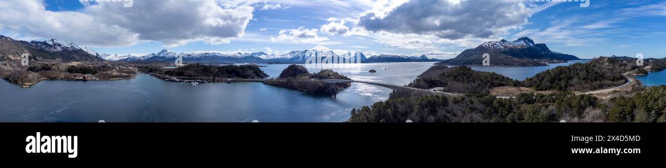 Brücke zur Insel Storoya und Gronnoya im norwegischen Nordland Stockfoto