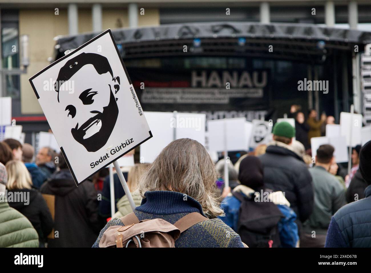 Hanau, Deutschland, 17. Februar 2024. Tausende von Menschen nehmen an der Gedenkfeier für die Opfer der Erschießungen in Hanau Teil. Stockfoto