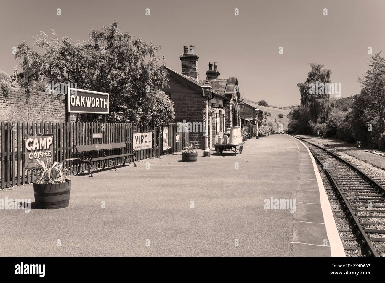 England, West Yorkshire, Oakworth Station an der Keighley & Worth Valley Conserved Steam Railway Stockfoto