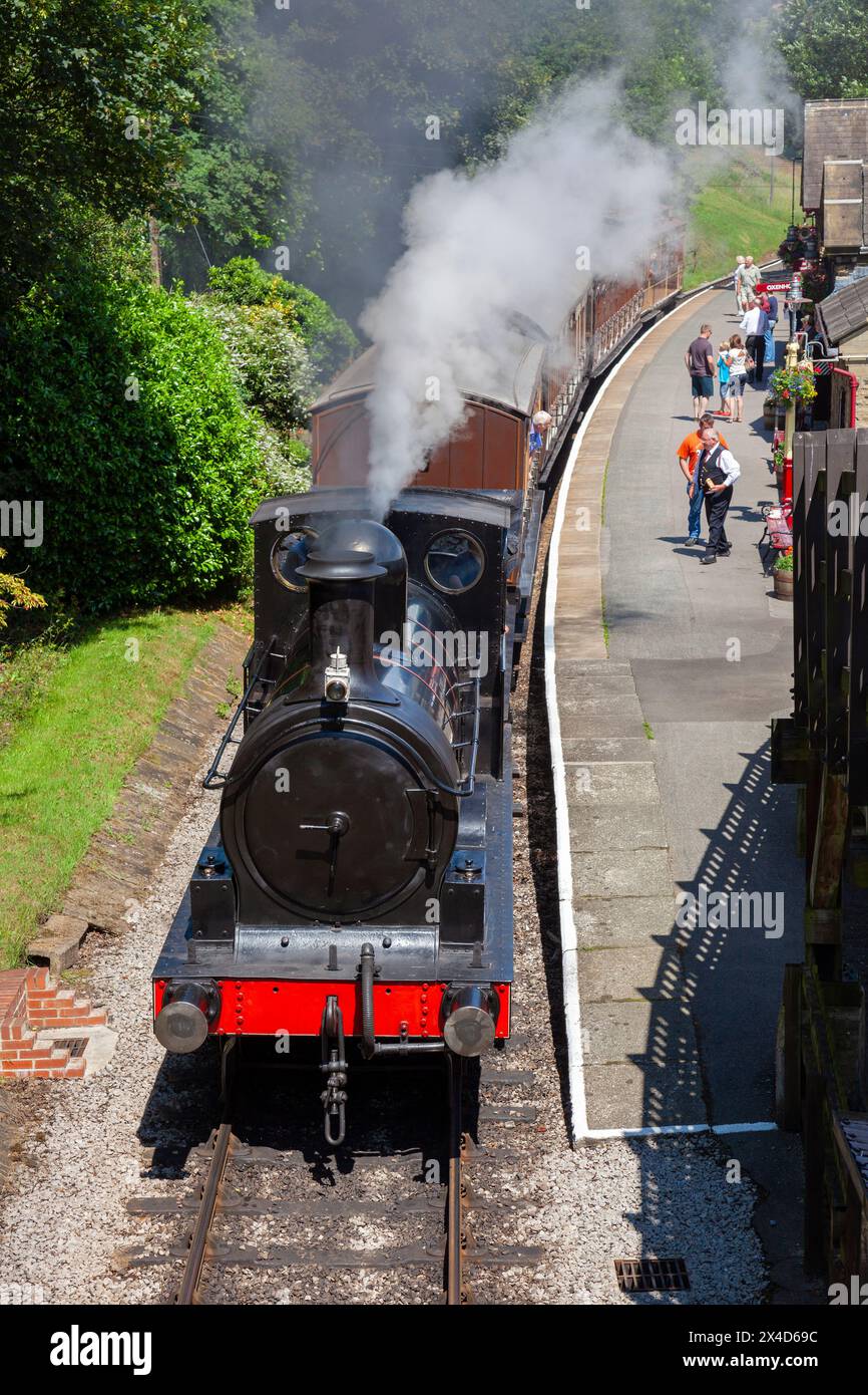 England, West Yorkshire, Haworth Station an der Keighley & Worth Valley Conserved Steam Railway mit L&YR Lokomotive No.957 Stockfoto