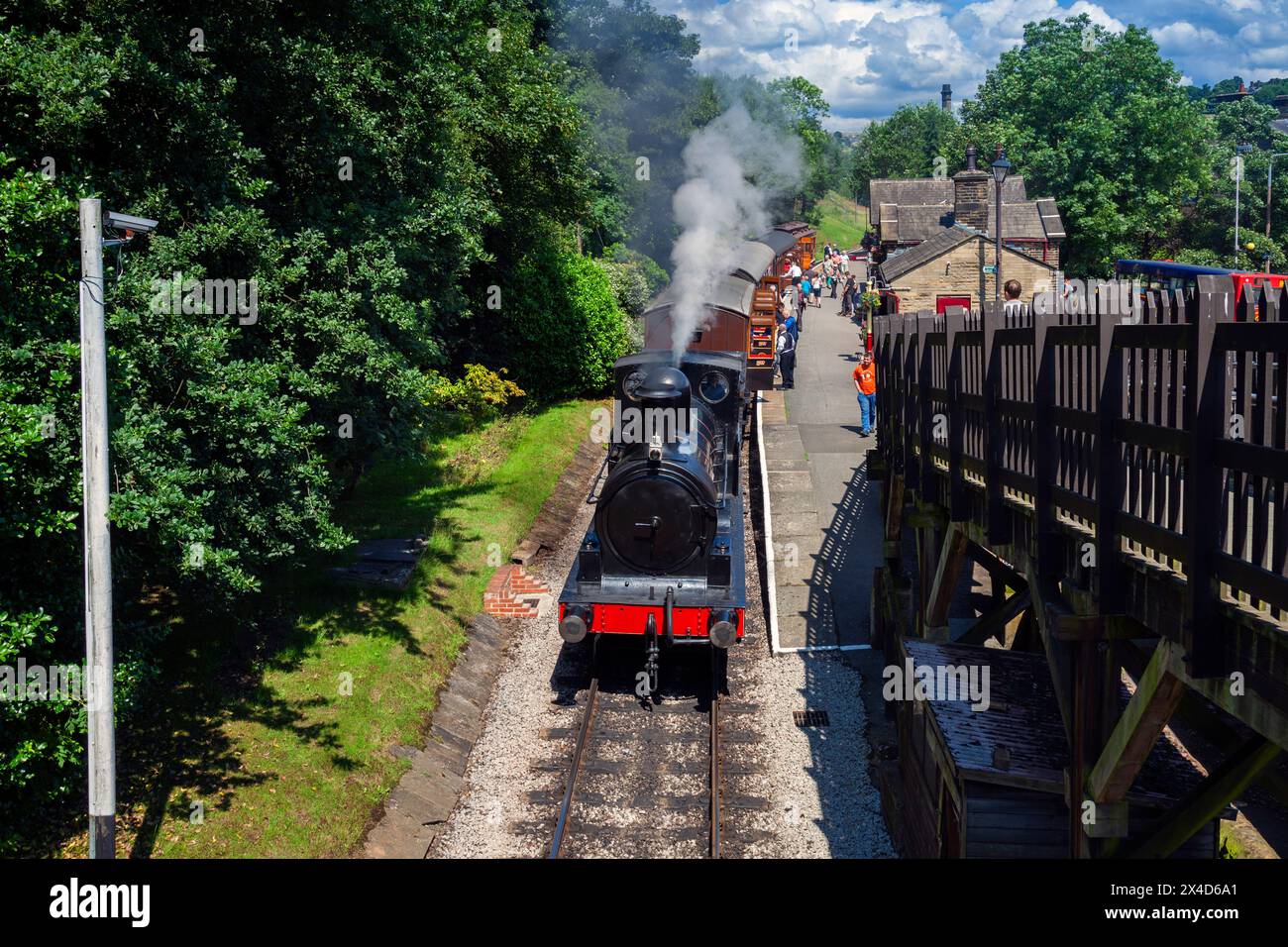 England, West Yorkshire, Haworth Station an der Keighley & Worth Valley Conserved Steam Railway mit L&YR Lokomotive No.957 Stockfoto