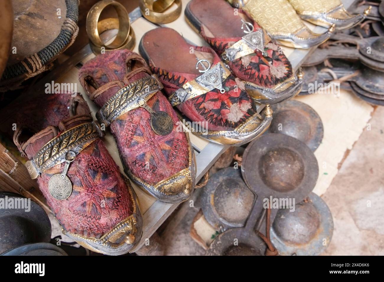 Marrakesch, Marokko. Antike Babouche-Schuhe mit Metallarbeiten. Stockfoto