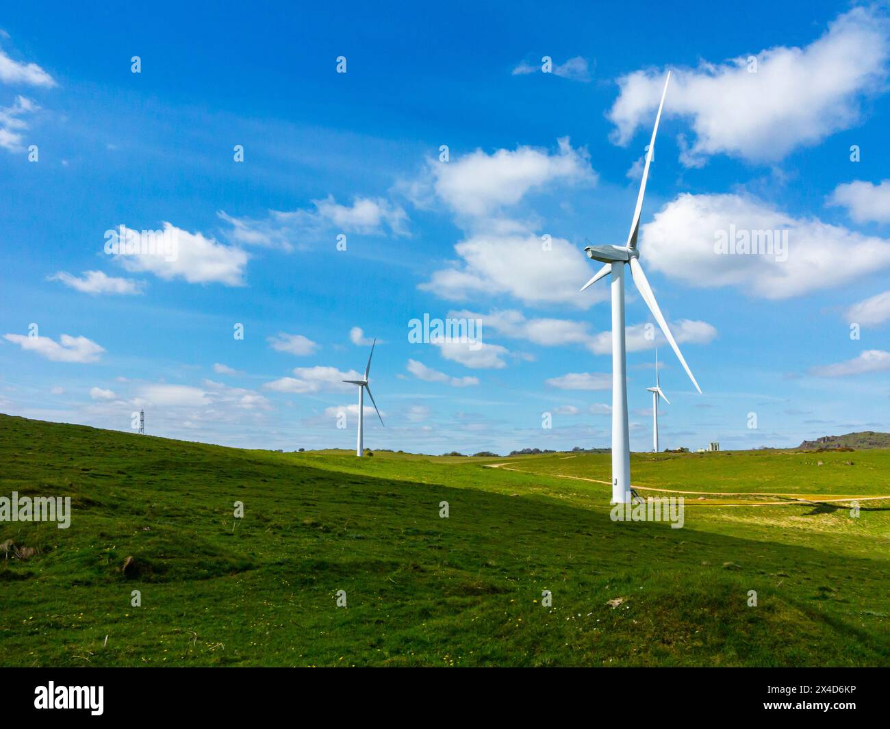 Senvion MM82/2050 Windturbinen auf der Carsington Weide in Derbyshire Dales England. Stockfoto