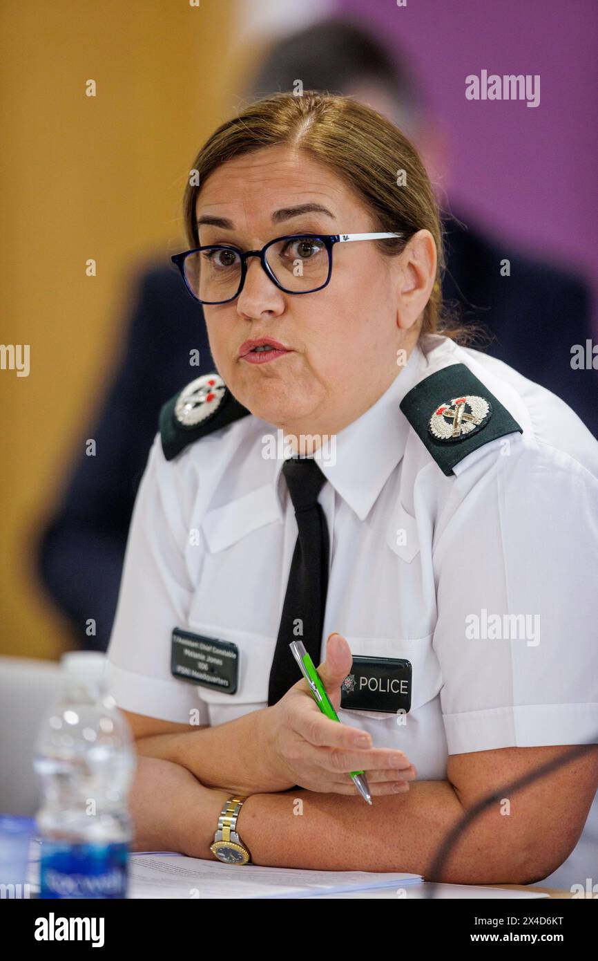 PSNI temporäre Assistenzmeisterin Melanie Jones während einer Sitzung des Polizeiausschusses in Belfast. Bilddatum: Donnerstag, 2. Mai 2024. Stockfoto