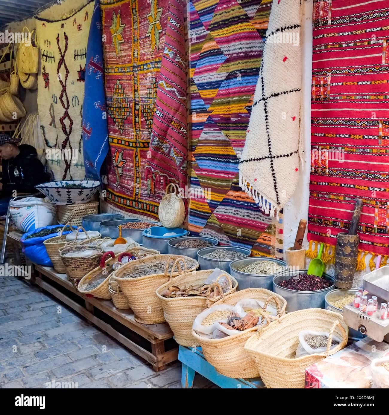 Fes, Marokko. Teppiche, Gewürze und andere Artikel zum Verkauf in der Medina. Stockfoto