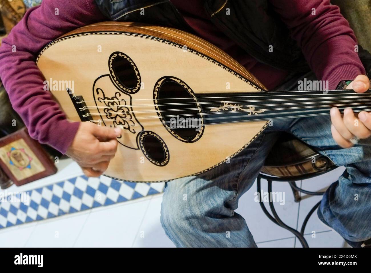 Fes, Marokko. Mann, der ein traditionelles Oud-Streichinstrument spielt Stockfoto