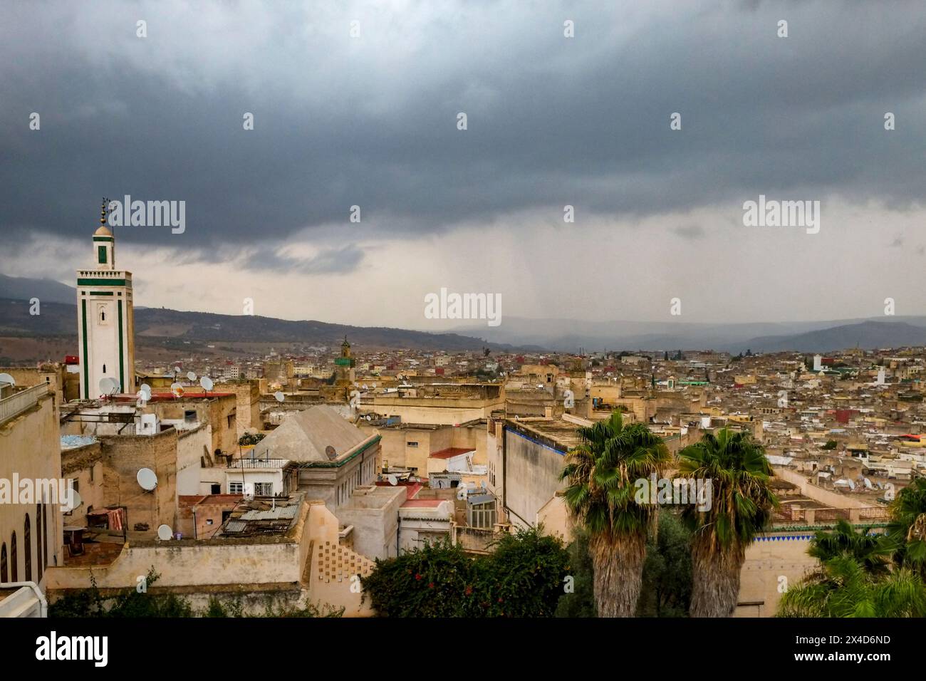 Fes, Marokko. Blick von der Dachterrasse auf die Medina von Fes Stockfoto