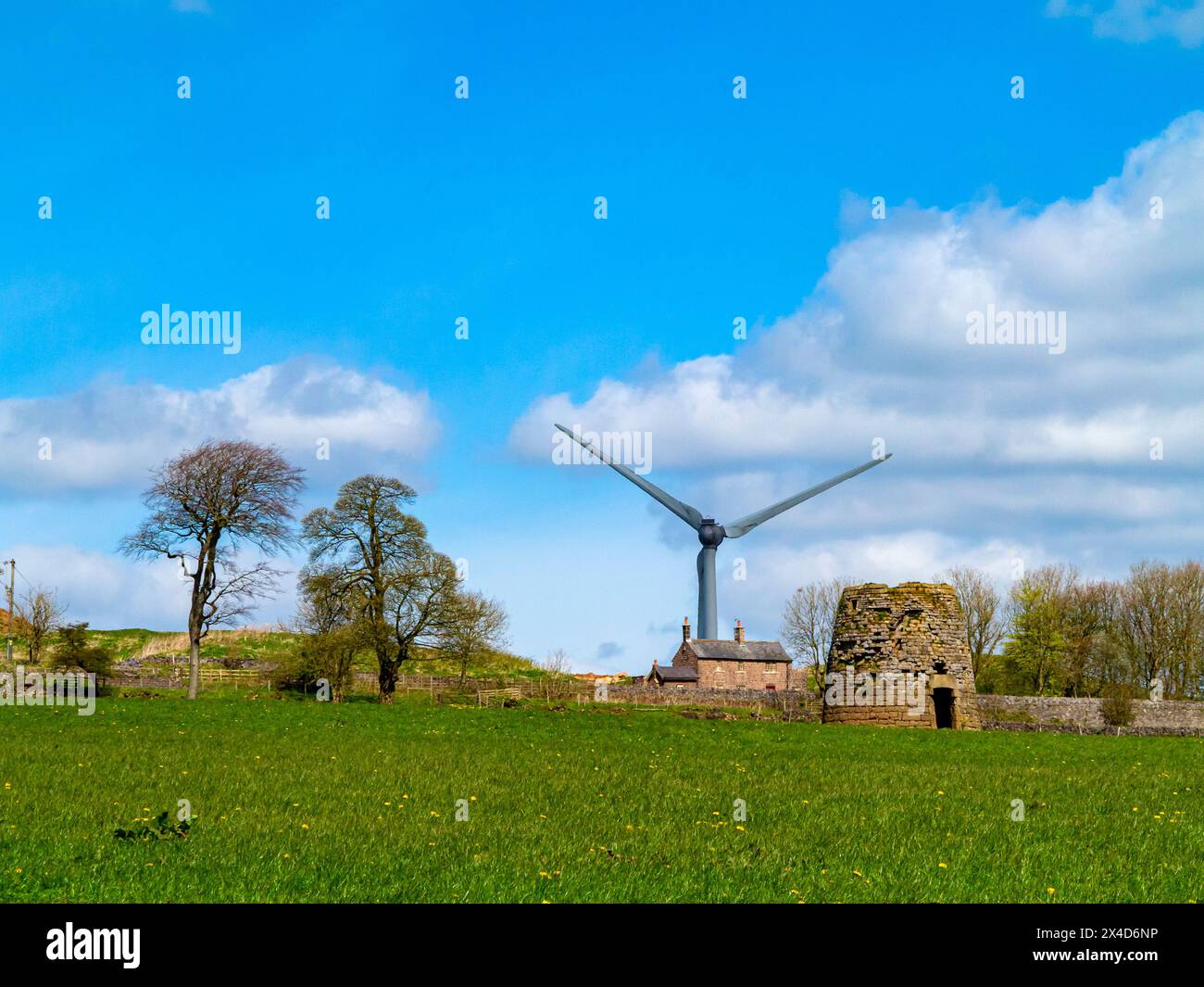 Senvion MM82/2050 Windturbinen auf der Carsington Pasture in den Derbyshire Dales England, Großbritannien, mit Ruinen alter Windmühle im Vordergrund. Stockfoto