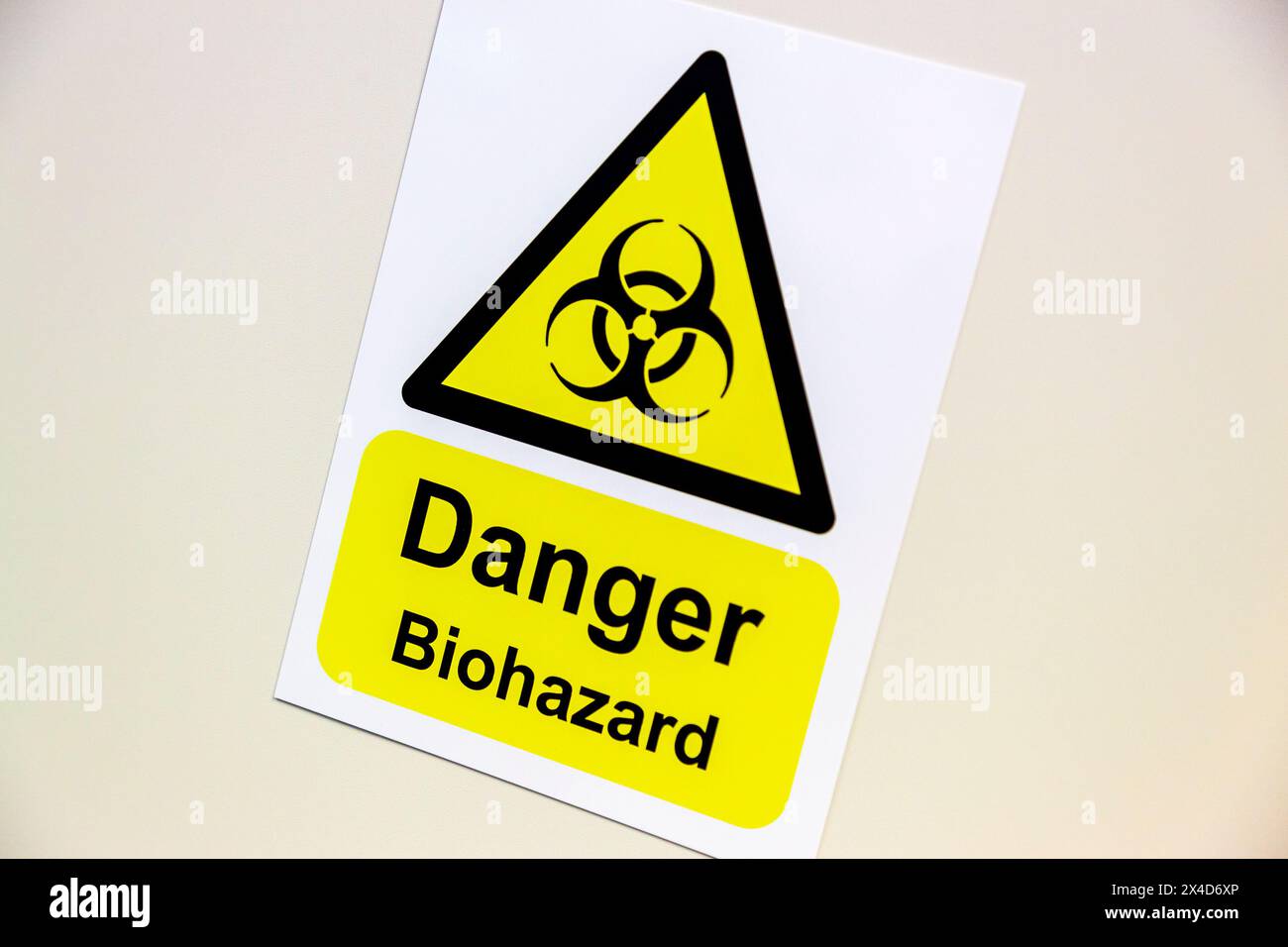 Gefahrenwarnschild in einem wissenschaftlichen Labor. Stockfoto