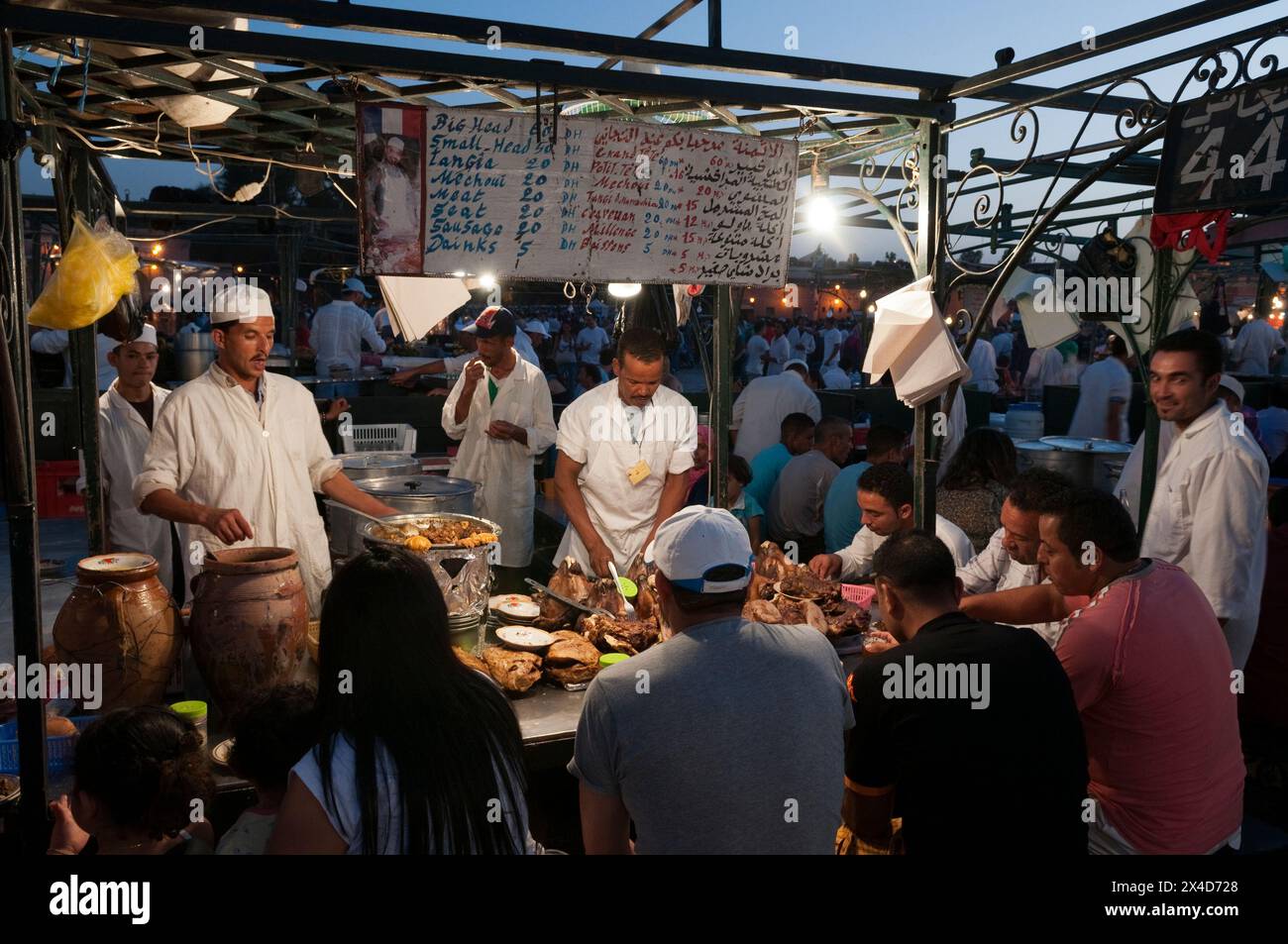 Abends gibt es auf dem Jemaa al Fna Platz viel zu essen. Marrakesch, Marokko. (Nur Für Redaktionelle Zwecke) Stockfoto