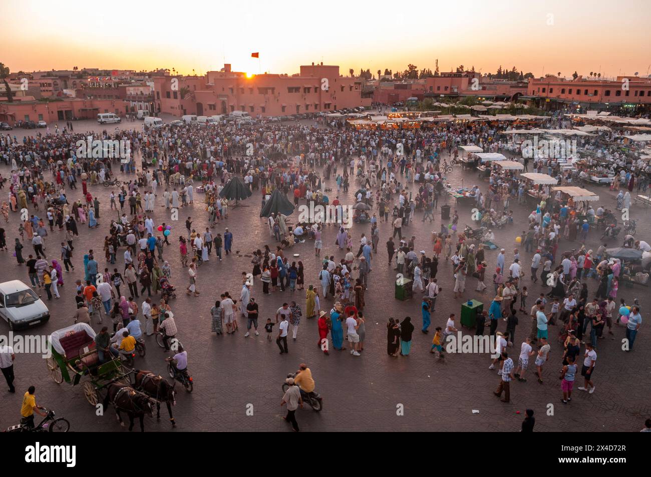 Menschenmassen versammeln sich am Jemaa al Fna Platz bei Sonnenuntergang für die abendlichen Imbissstände. Marrakesch, Marokko. Stockfoto