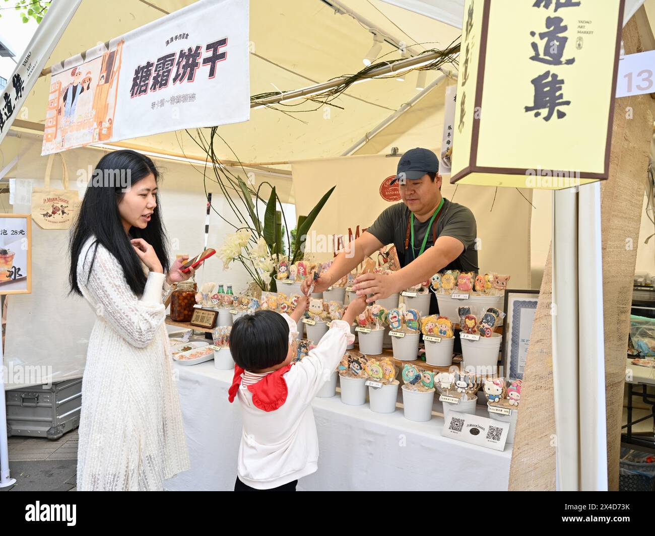 Peking, Chinas Provinz Fujian. Mai 2024. Touristen kaufen Bonbons auf einem Markt in Fuzhou, südöstlicher chinesischer Provinz Fujian, 2. Mai 2024. Quelle: Jiang Kehong/Xinhua/Alamy Live News Stockfoto