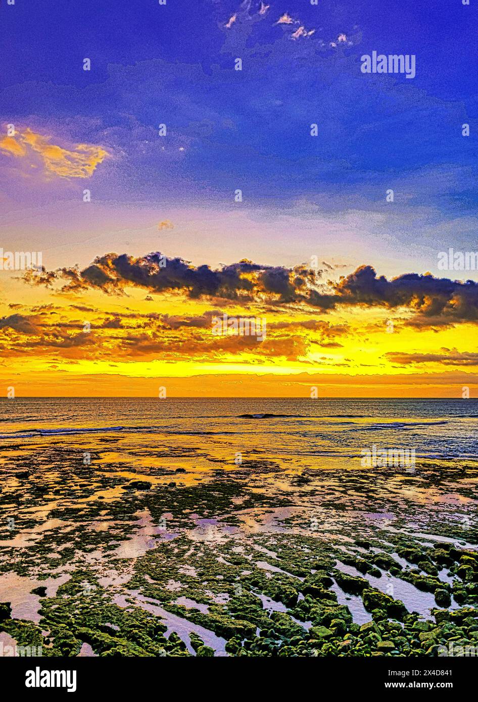 Das goldene Licht der untergehenden Sonne reflektiert ein goldenes Leuchten am Strand am Pererenan Beach, während die Wellen auf Bali, Indonesien, hereinbrechen Stockfoto