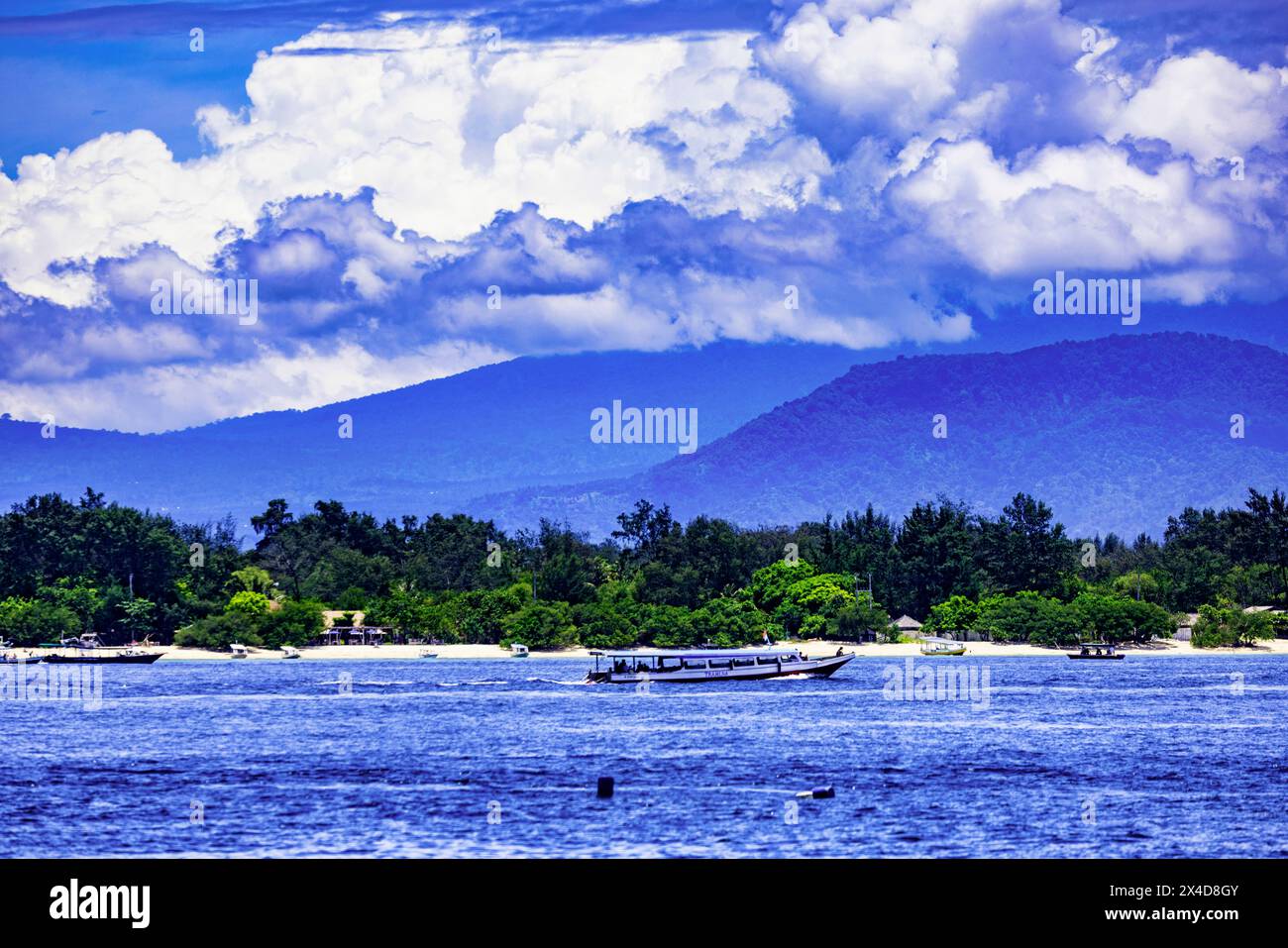 Blick am frühen Morgen auf den Vulkan Rinjani auf der Insel Lombok, Indonesien. Ein aktiver Vulkan mit einer Höhe von 3.726 Metern (12.224') ist der zweithöchste Stockfoto