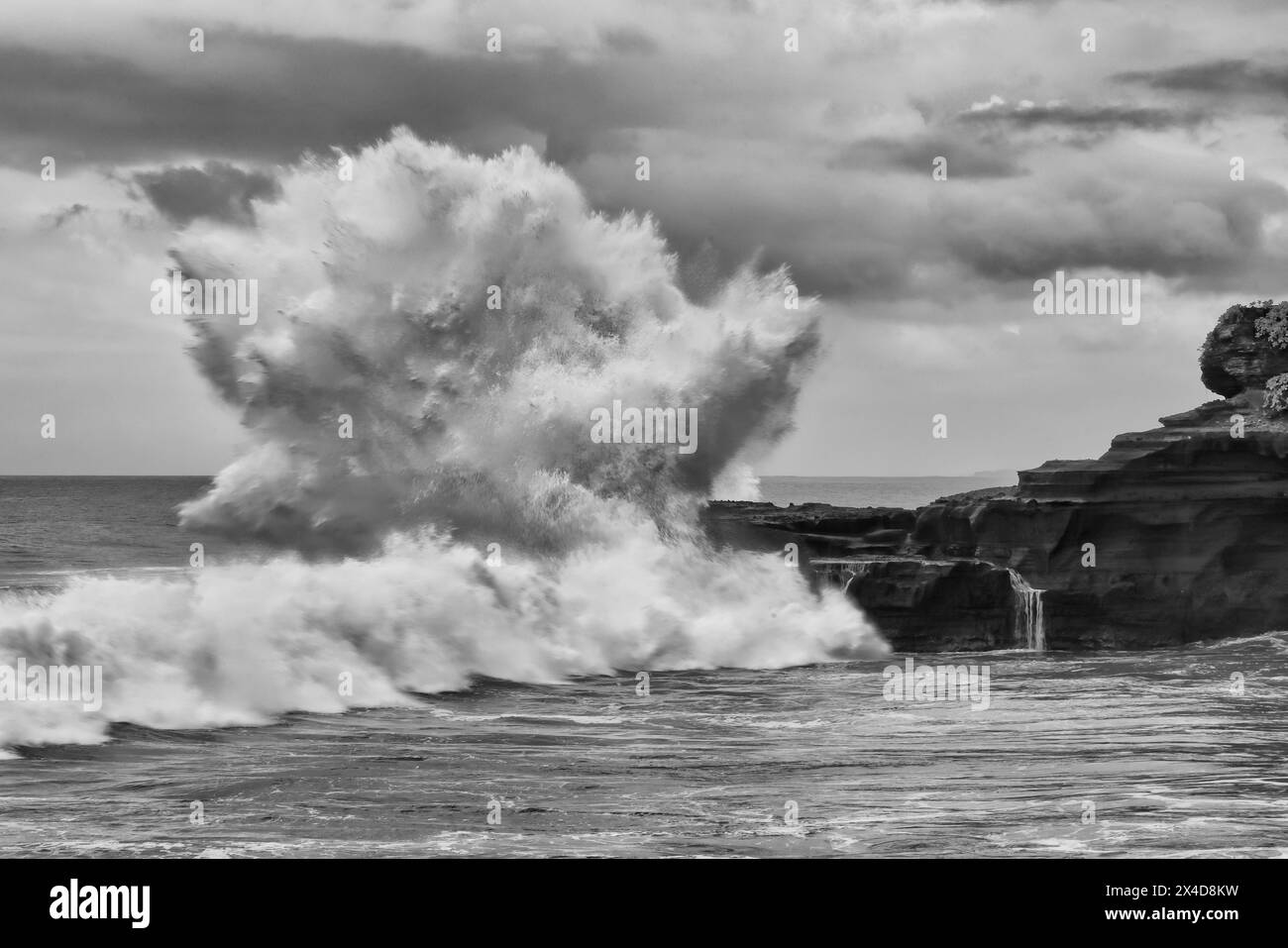 Explosion riesiger Wellen, die vom Indischen Ozean zum Tanah Lot Tempel in Bali, Indonesien Stockfoto