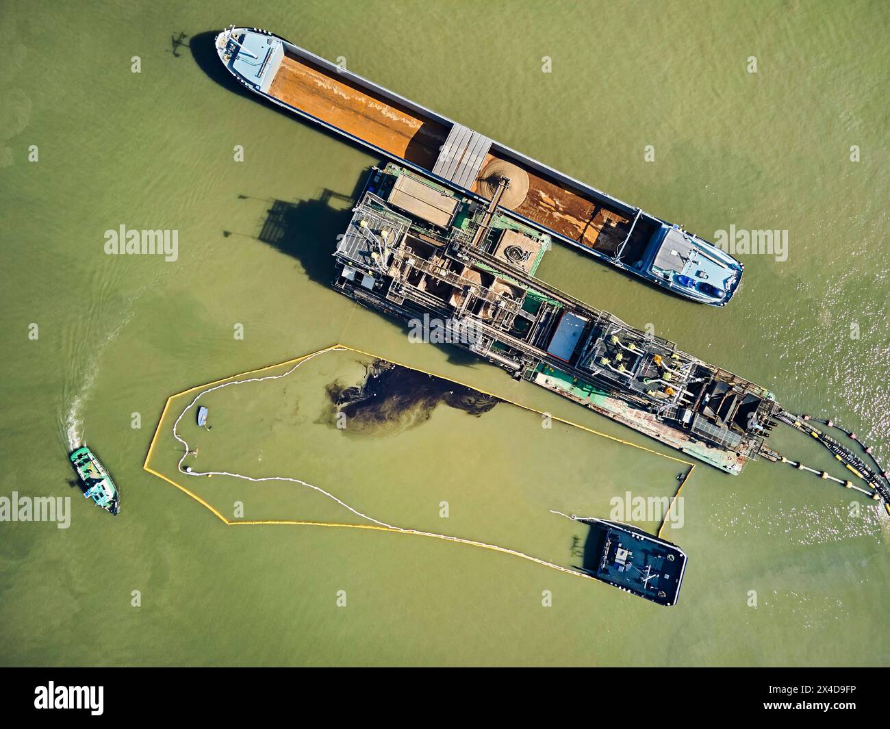 Das Binnenschiff Courage (110 Meter lang und 50 Meter breit) brach am Mittwochmorgen beim Verladen von Sand auf einem Ausgrabungsgelände am Waal bei Deest in den Niederlanden. Austretendes Öl aus dem Behälter ist über dem Wasser sichtbar. Die niederländische Generaldirektion für öffentliche Arbeiten und Wasserwirtschaft (Rijkswaterstaat) hat Ölbooms eingeführt, um Verschmutzungen zu verhindern. Die Unfallursache ist noch unklar. (Foto: Norbert Voskens / SOPA Images/SIPA USA) Stockfoto Das Binnenschiff Courage (110 Meter lang und 50 Meter breit) brach am Mittwochmorgen beim Verladen von Sand auf einem Ausgrabungsgelände am Waal bei Deest in den Niederlanden. Austretendes Öl aus dem Behälter ist über dem Wasser sichtbar. Die niederländische Generaldirektion für öffentliche Arbeiten und Wasserwirtschaft (Rijkswaterstaat) hat Ölbooms eingeführt, um Verschmutzungen zu verhindern. Die Unfallursache ist noch unklar. (Foto: Norbert Voskens / SOPA Images/SIPA USA) Stockfoto