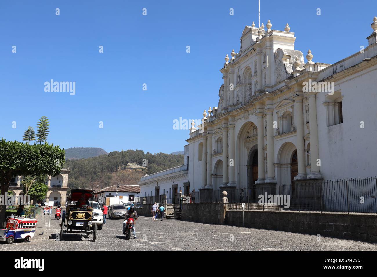 Catedral de Santiago, Antigua, Guatemala, Mittelamerika. Straßenszene. Einer einer Serie. Das Erdbeben wurde 1773 zerstört. Spanische Kolonialeinflüsse. Stockfoto