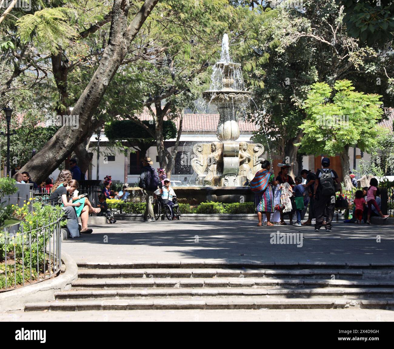 Antigua, Guatemala, Zentralamerika. Central Park. Treffpunkt in la Plaza im fuente. Straßenszene. Einer einer Serie. Alte Hauptstadt von Guatemala. Stockfoto