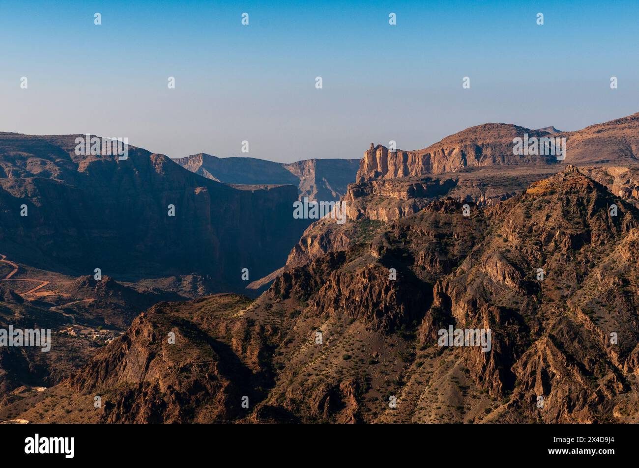 Ein malerischer Blick aus einem hohen Winkel auf die Green Mountains und das Tal darunter, Oman. Stockfoto