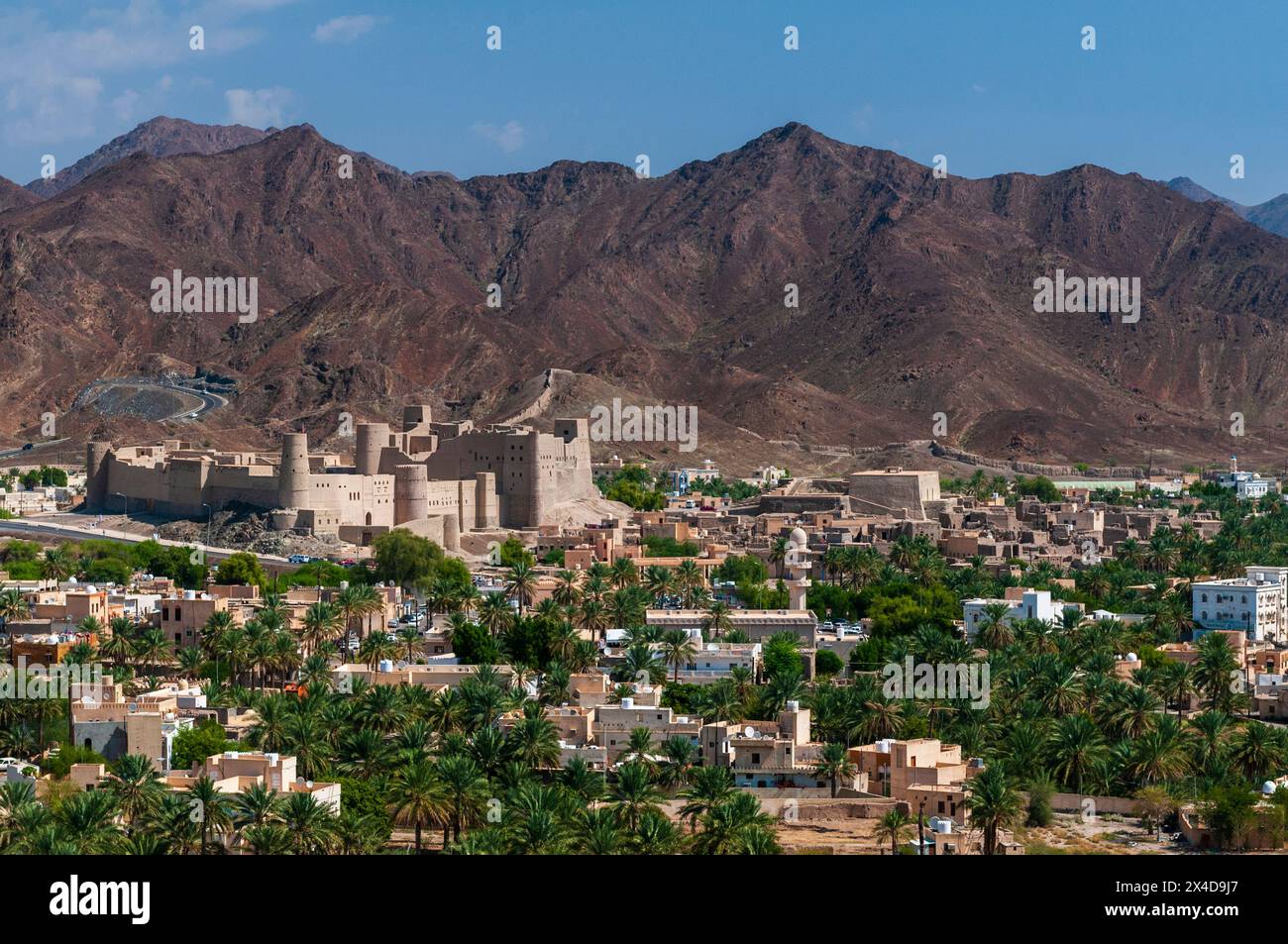 Das Bahla Fort, erbaut im 13. Jahrhundert, und die umliegende Stadt und Berge. Bahla, Oman. Stockfoto