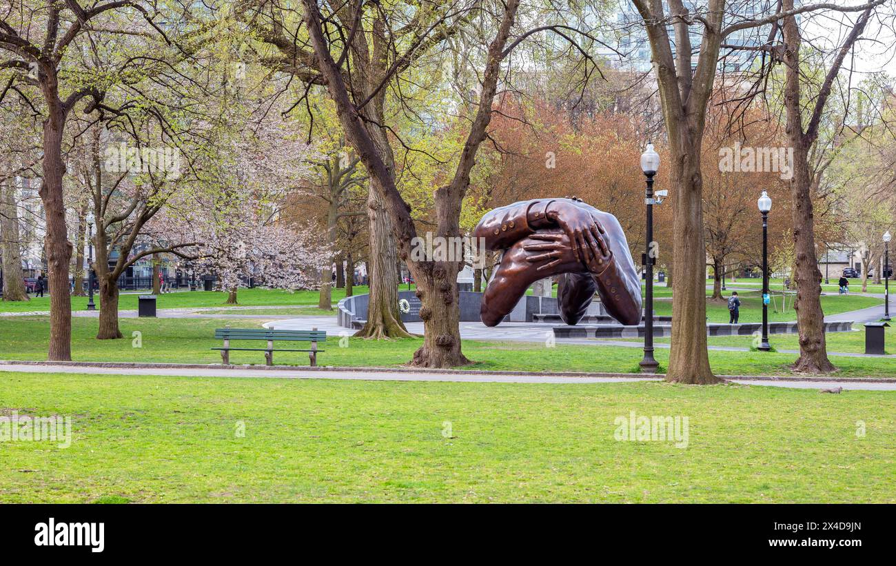 Das Boston Commons mit der Embrace Bronze Skulptur. Stockfoto