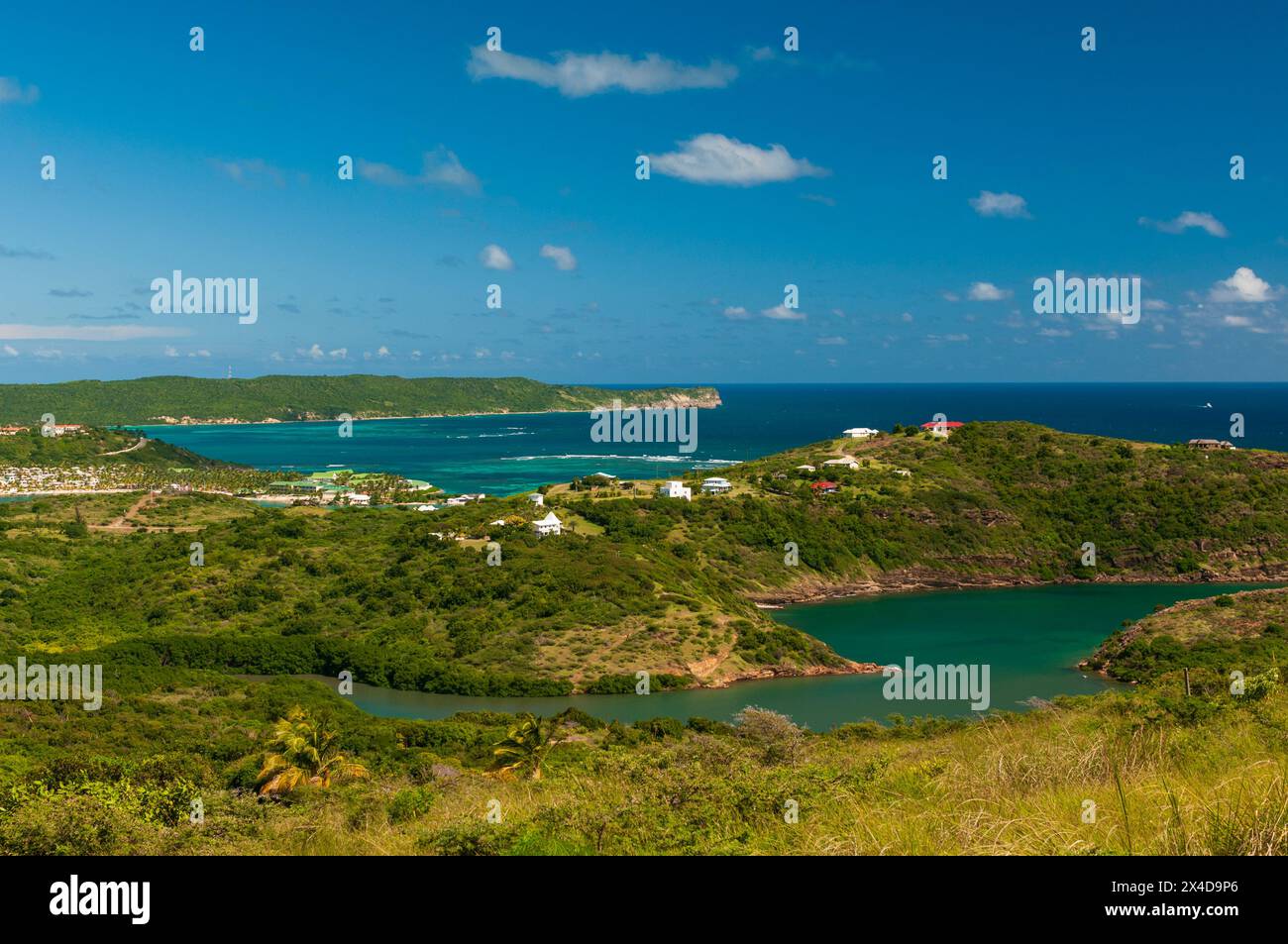 Die zerklüftete Landschaft von Antiqua erstreckt sich über die Willoughby Bay bis in die Karibik. Antigua, Antiqua Barbuda, Westindien. Stockfoto