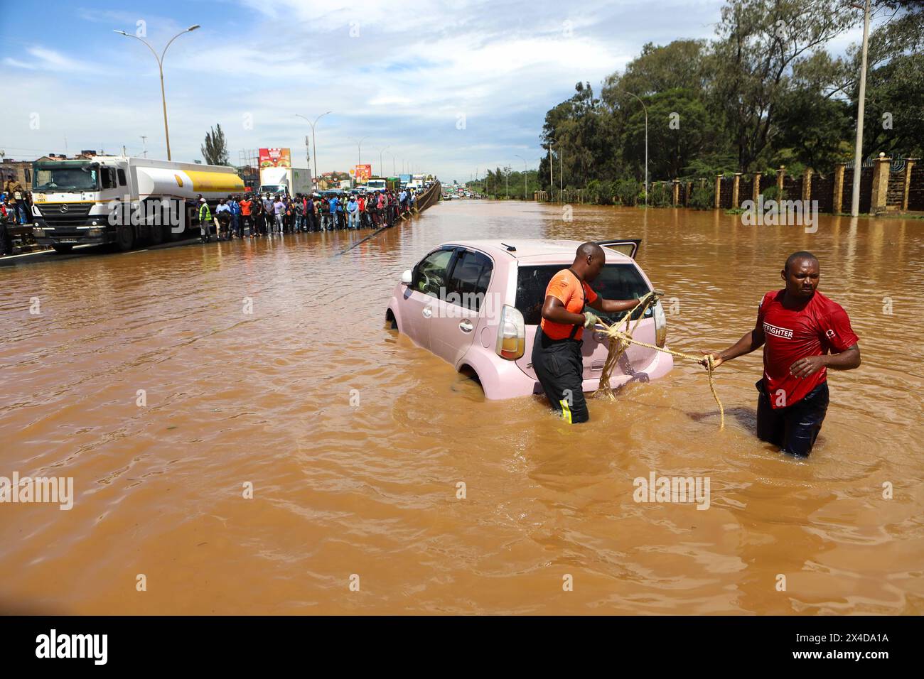 Nairobi, Kenia. Mai 2024. Die Menschen ziehen am 1. Mai 2024 in Nairobi, der Hauptstadt Kenias, ein in Hochwasser getauchtes Auto. Mindestens 188 Menschen seien durch Überschwemmungen und Erdrutsche durch starke Regenfälle in Kenia getötet worden, sagte die Regierung am Donnerstag. Quelle: Joy Nabukewa/Xinhua/Alamy Live News Stockfoto