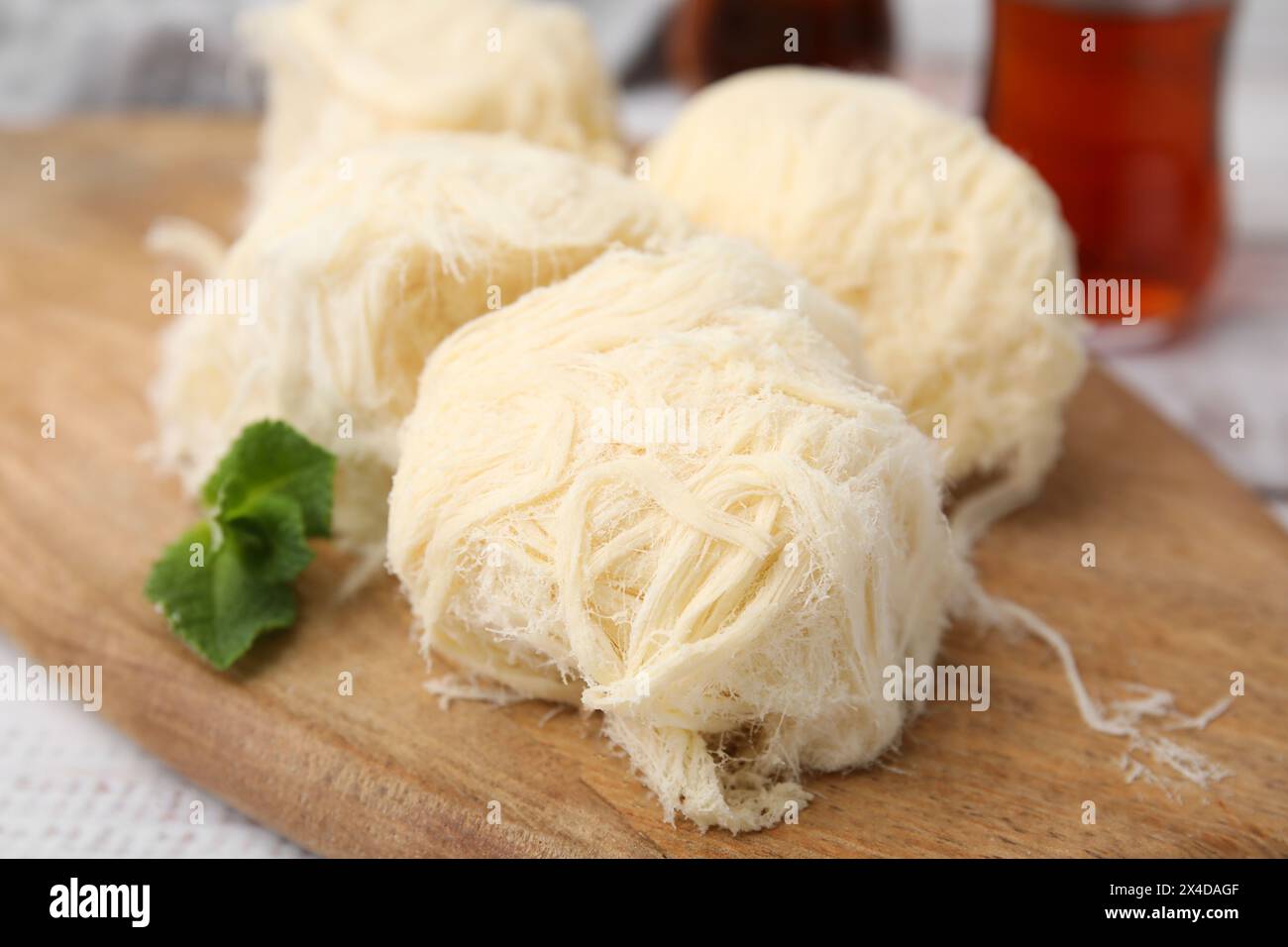 Östliche Süßigkeiten. Leckerer iranischer Paschmak auf weißem Holztisch, Nahaufnahme Stockfoto