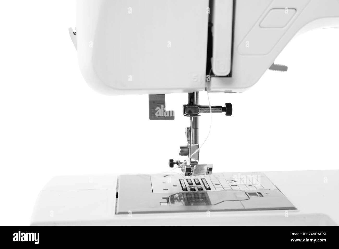Eine moderne Nähmaschine isoliert auf weiß Stockfoto