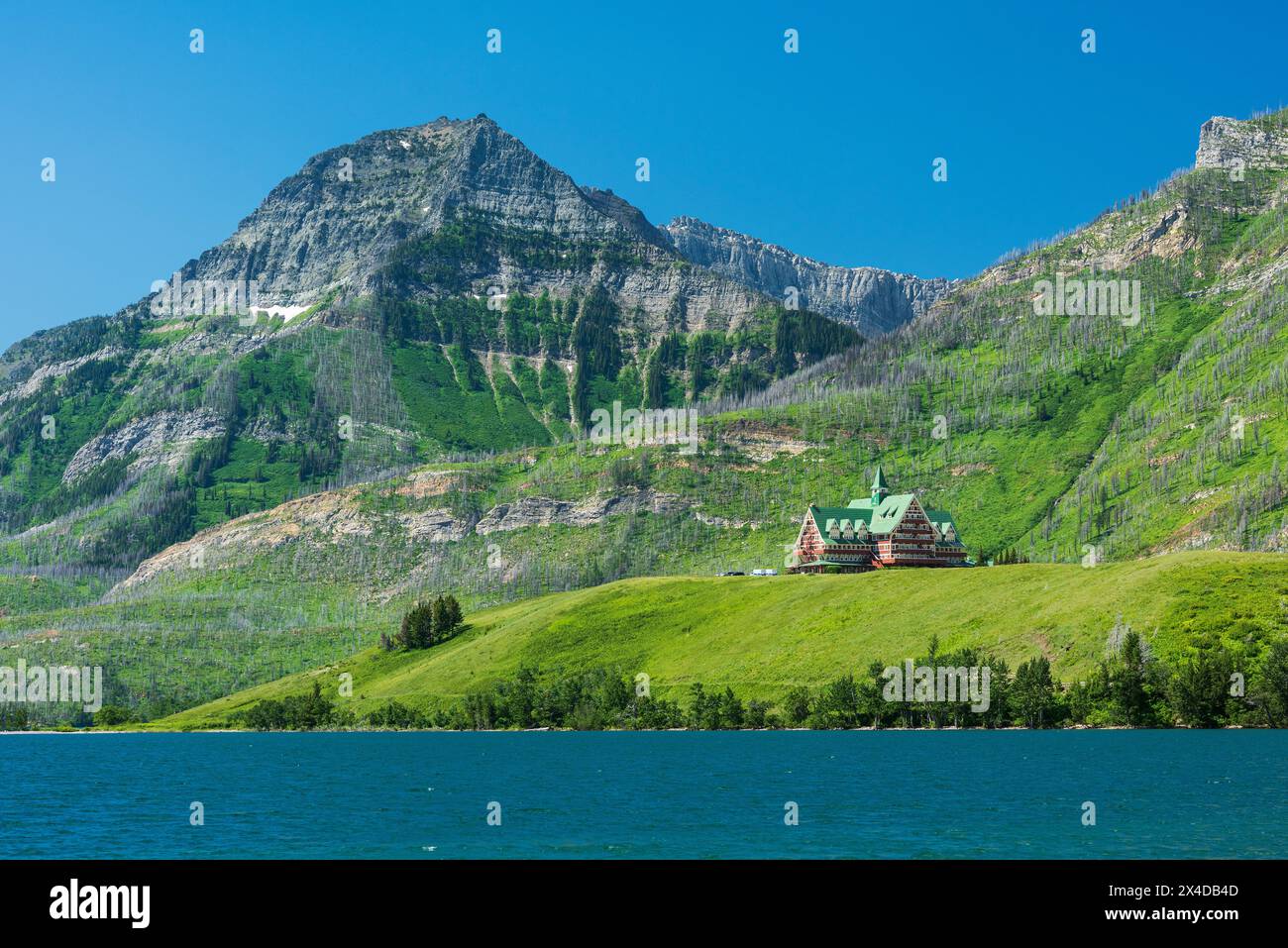 Kanada, Alberta, Waterton Lakes National Park. Prince of Wales Hotel und Upper Waterton Lake. (Nur Für Redaktionelle Zwecke) Stockfoto