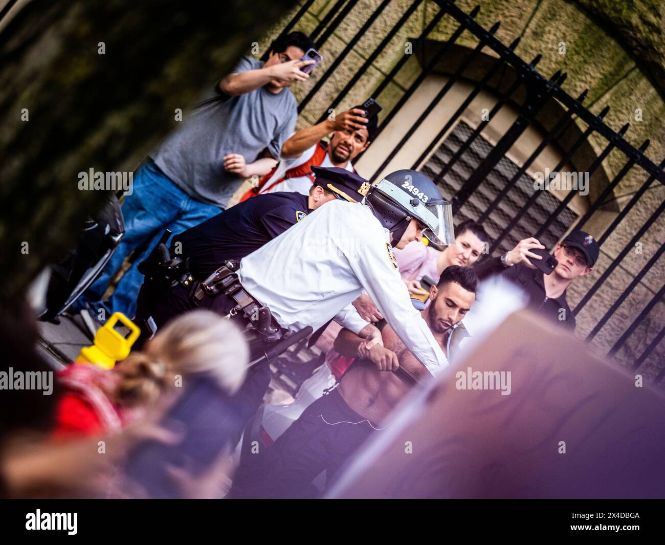 New York, New York, USA. Mai 2024. Das NYPD verhaftet einen Demonstranten. Ähnlich wie andere Universitäten in den Vereinigten Staaten schufen Studenten der Fordham University in New York ihr Lager, um sich nach Gaza zu versammeln. Das Lager war kurzlebig, da weniger als 20 Studenten im Lager waren und die Universität das NYPD um Verhaftungen bat, nachdem die Regierung und die Unterhändler keine Einigung erzielt hatten. (Kreditbild: © Carlos Chiossone/ZUMA Press Wire) NUR REDAKTIONELLE VERWENDUNG! Nicht für kommerzielle ZWECKE! Stockfoto