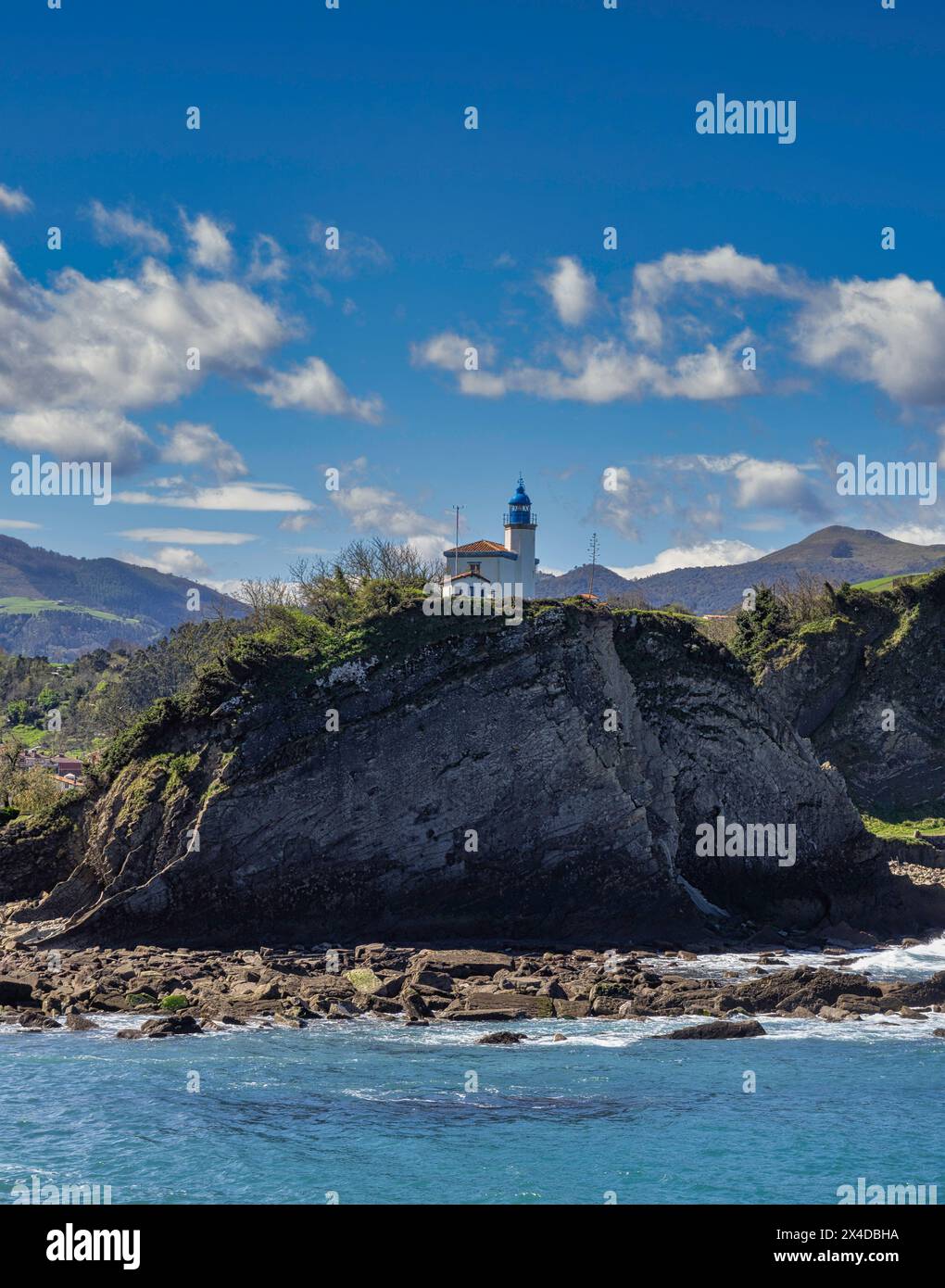 Blick auf den Leuchtturm von Zumaia an der Küste von Gipuzkoa Stockfoto