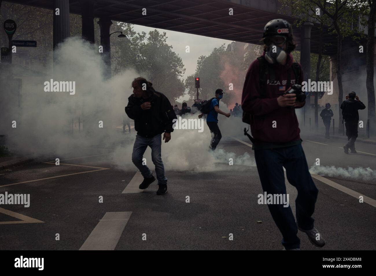 Paris, Frankreich. Mai 2024. Die Polizei der CRS (Compagnies Républicaines de Sécurité) setzte Tränengas und Blitzgranaten ein, um die Demonstranten zu zerstreuen, nachdem es während des jährlichen Maiprotests zu Konflikten gekommen war. Die jährlichen Maiproteste fanden mehr als 120.000 märz in ganz Frankreich statt, wobei ein großes Treffen in Paris zu Zusammenstößen zwischen Demonstranten und der Polizei führte, wobei 45 Festnahmen in der Hauptstadt vorgenommen wurden. Quelle: SOPA Images Limited/Alamy Live News Stockfoto