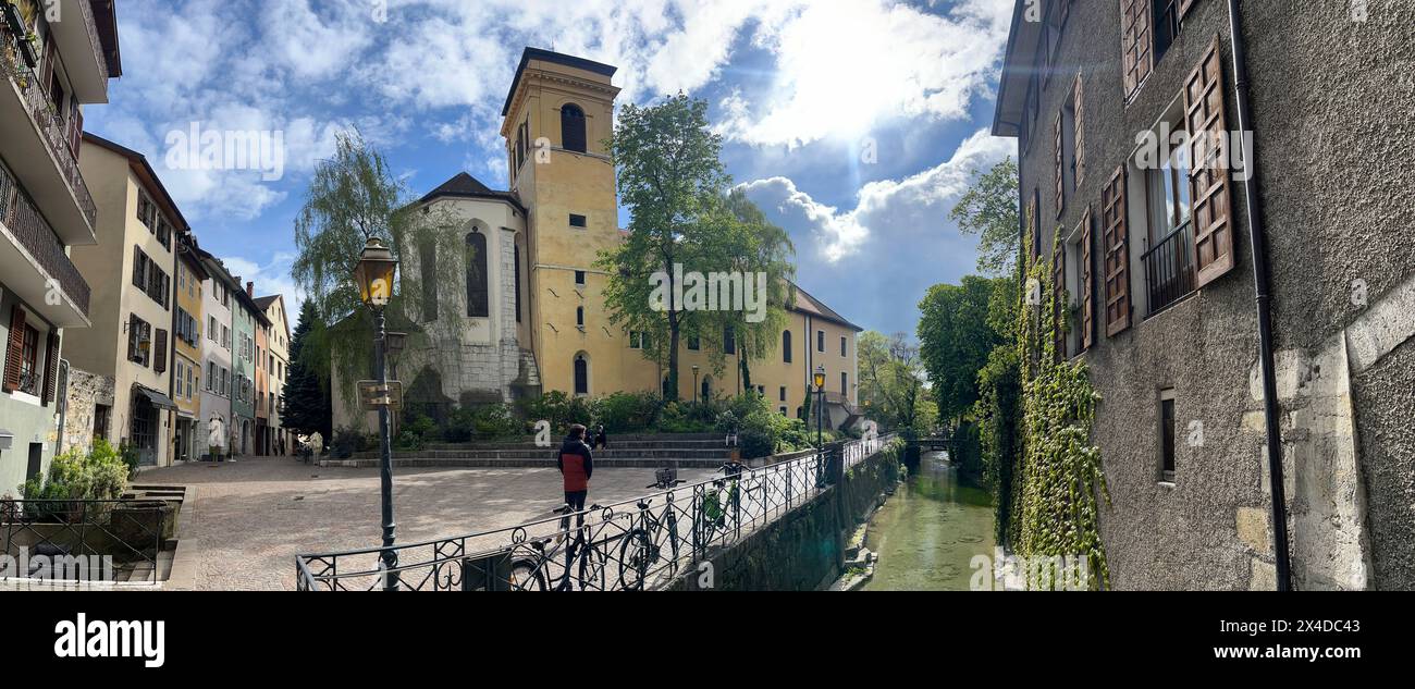 Annecy, Frankreich: Petersdom (Saint-Pierre), Skyline der Altstadt und einer der Kanäle des Flusses Thiou, die Annecy als französisches Venedig berühmt machten Stockfoto