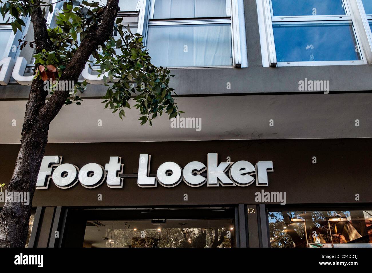 Foot Locker Ladenfront-Schilder Werden Deutlich Sichtbar Angezeigt, Bari, Italien. Stockfoto