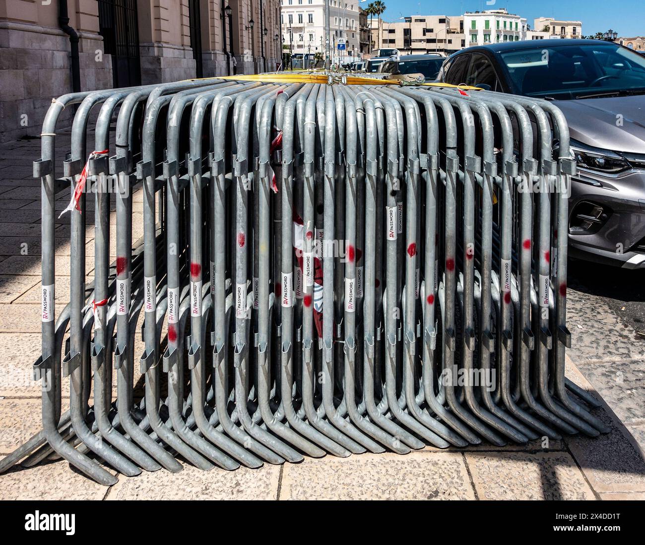 Metallbarrikaden auf einem Bürgersteig in Bari, italien. Stockfoto