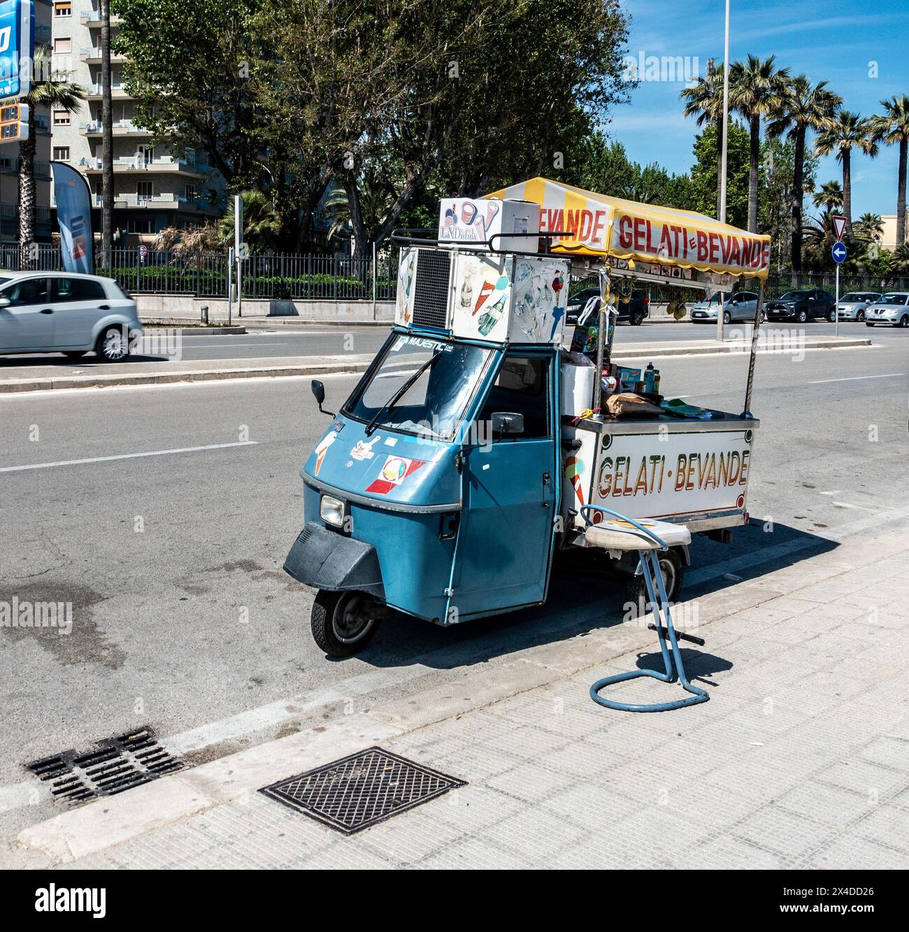 Ein traditioneller Blue Gelato Cart, der am Straßenrand von Bari, Italien, geparkt wird. Stockfoto