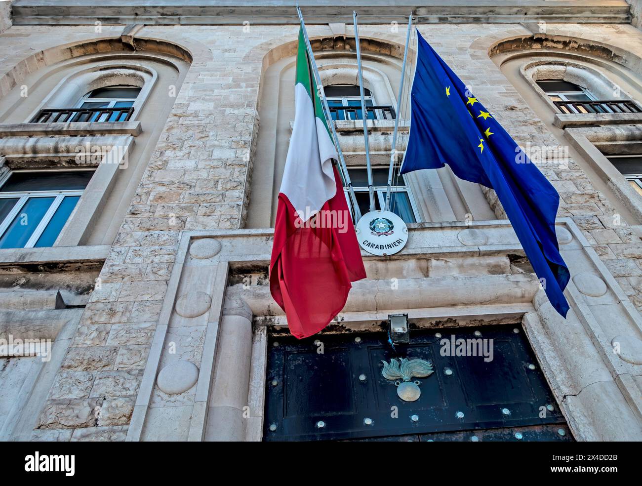 Italienische Nationalflaggen und Flaggen der Europäischen Union in den Büros von Carabineiri, Bari, Italien. Stockfoto