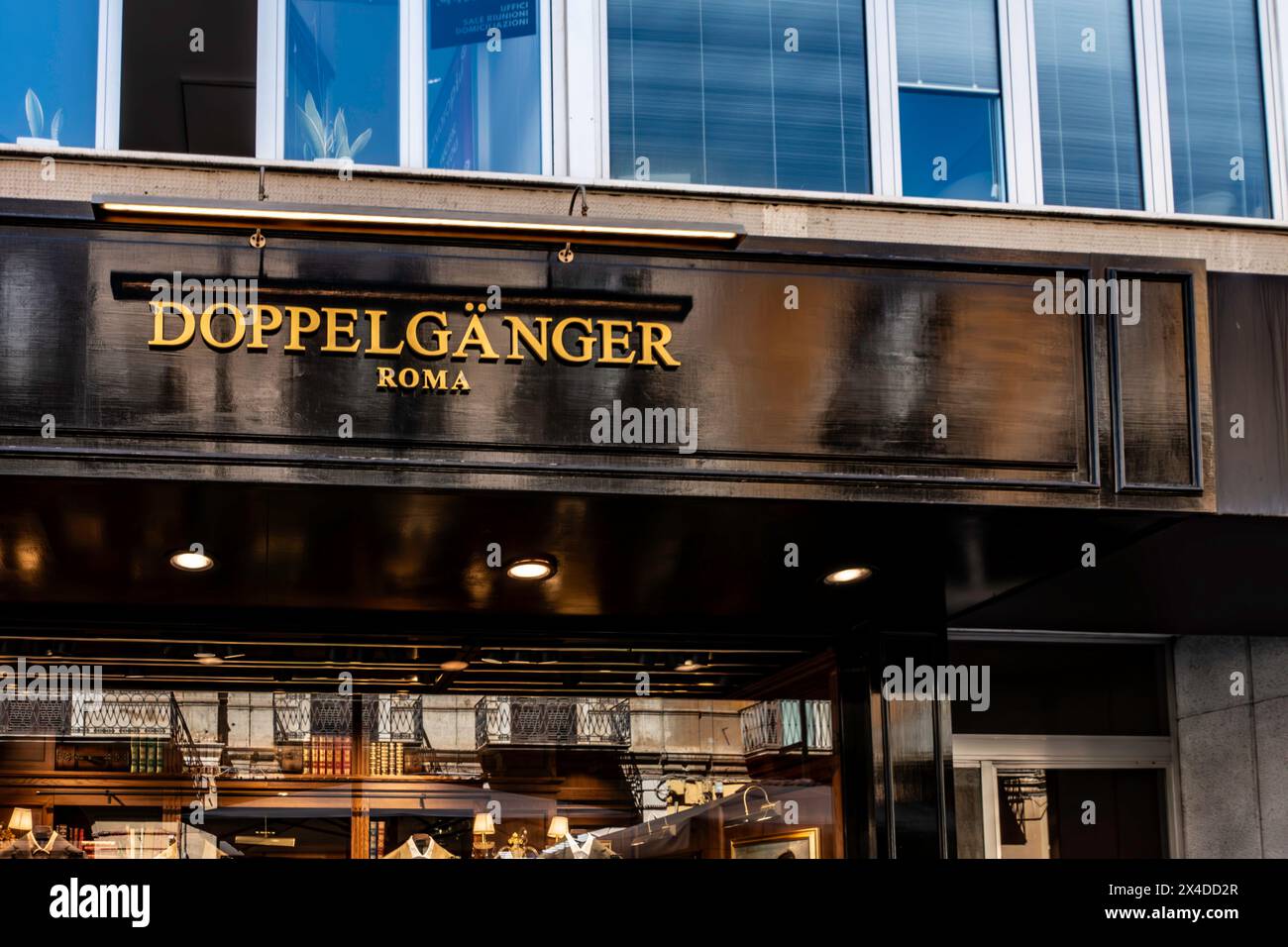 Doppelgänger Fashion Store Bari, Italien. Modegeschäft für Damen und Gens. Stockfoto