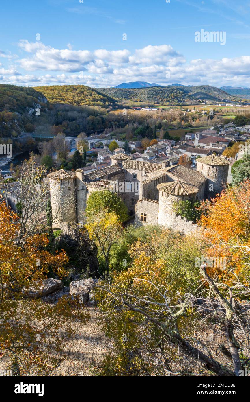 Blick über die Dächer des Dorfes Vogüé. Er gehörte zum Verband Les Plus Beaux Villages de France. Vertikale Fotografie, aufgenommen in Frankreich Stockfoto