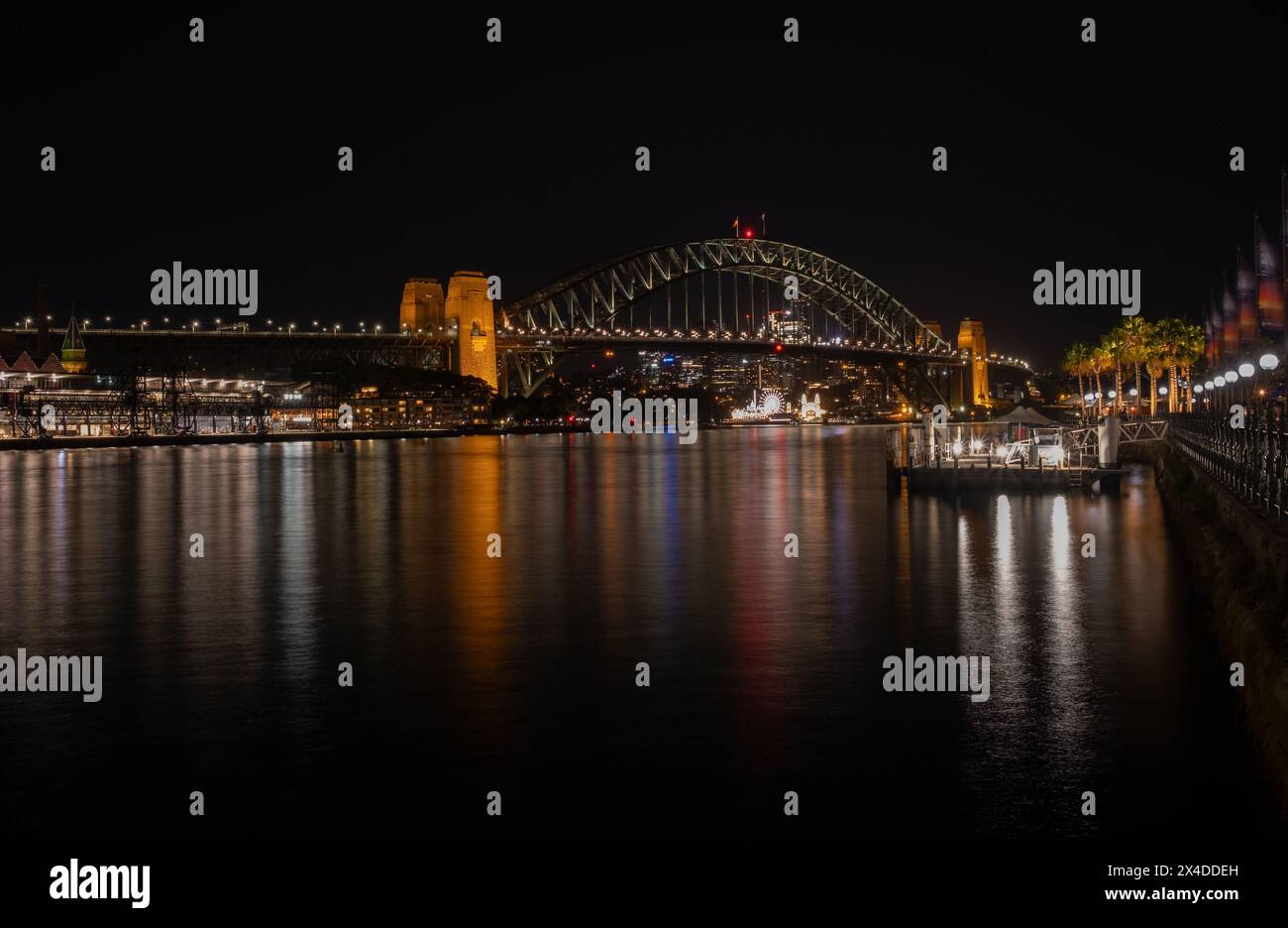 Die Sydney Harbour Bridge Leuchtet Nachts Hell Und Die Sydney Opera Bar Auf Der Rechten Seite Stockfoto